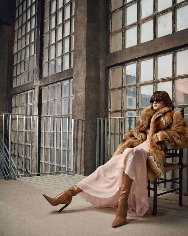 Abito con scollo a V in mussola di crêpe di seta