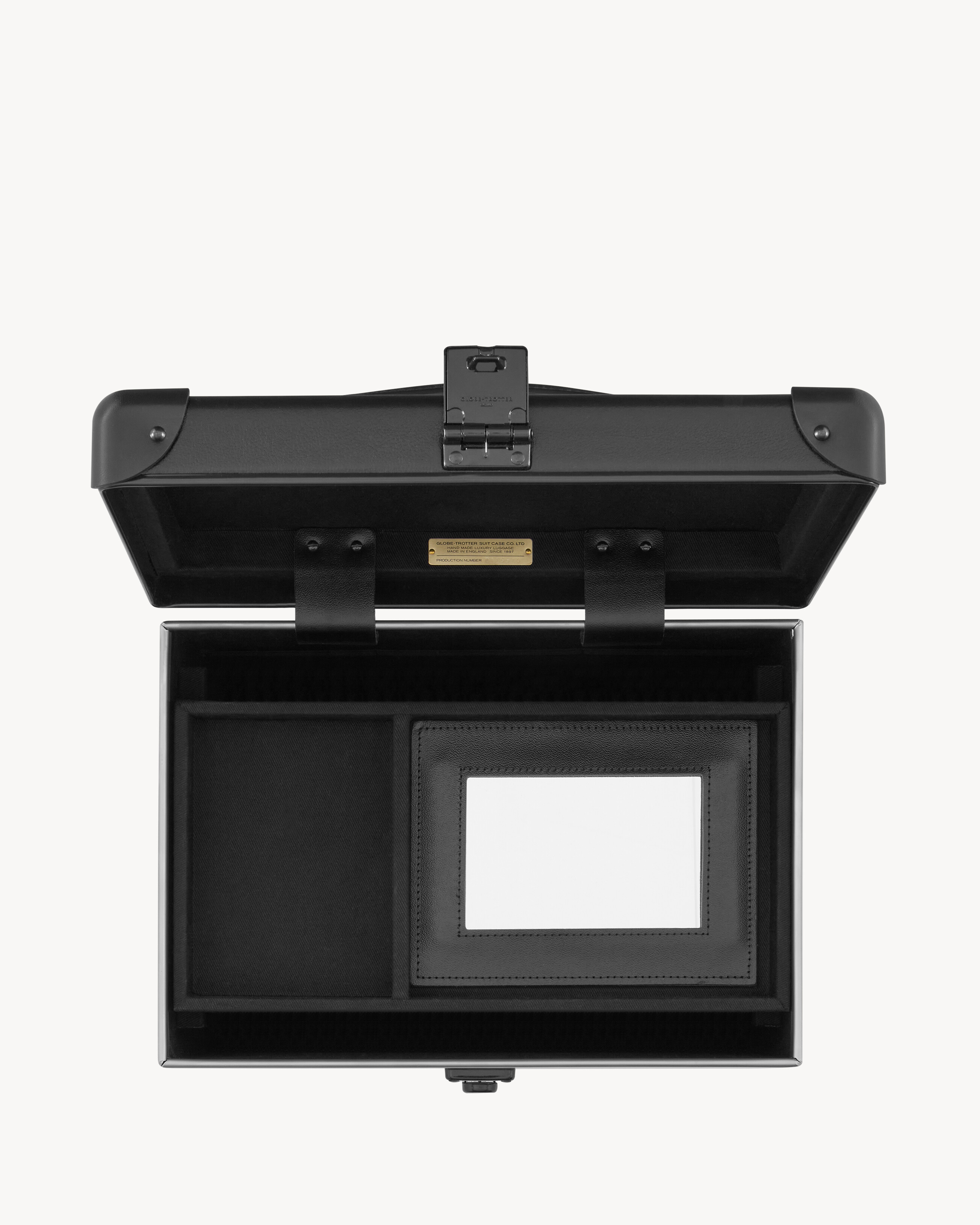 GLOBE-TROTTER VANITY CASE IN LEATHER