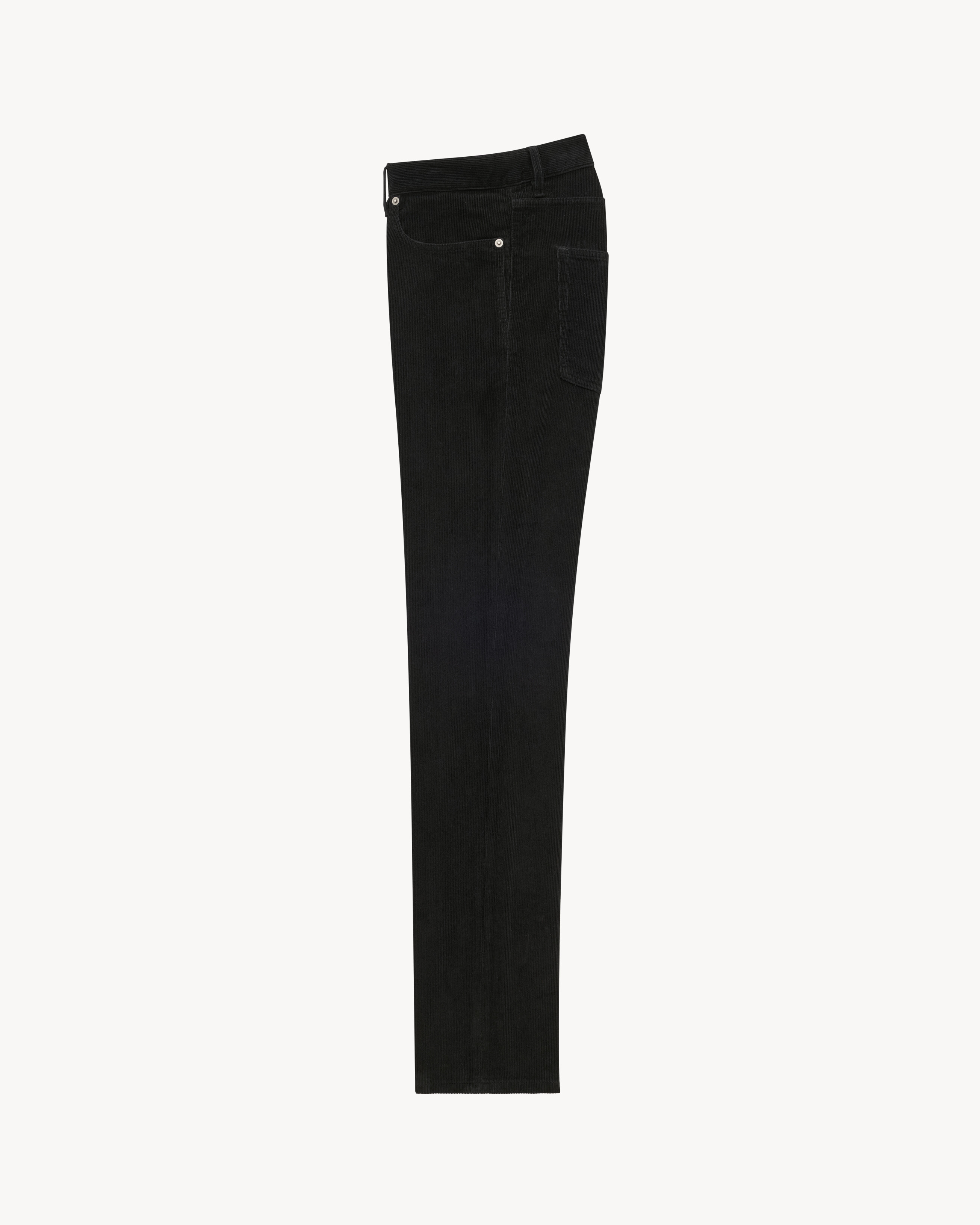 calça slim com modelagem solta em veludo cotelê preto desbotado