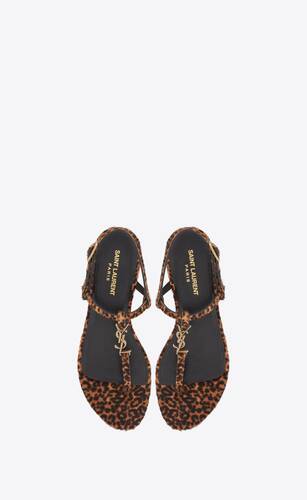 sandalias planas cassandra de piel con estampado de leopardo efecto poni y monograma de color dorado