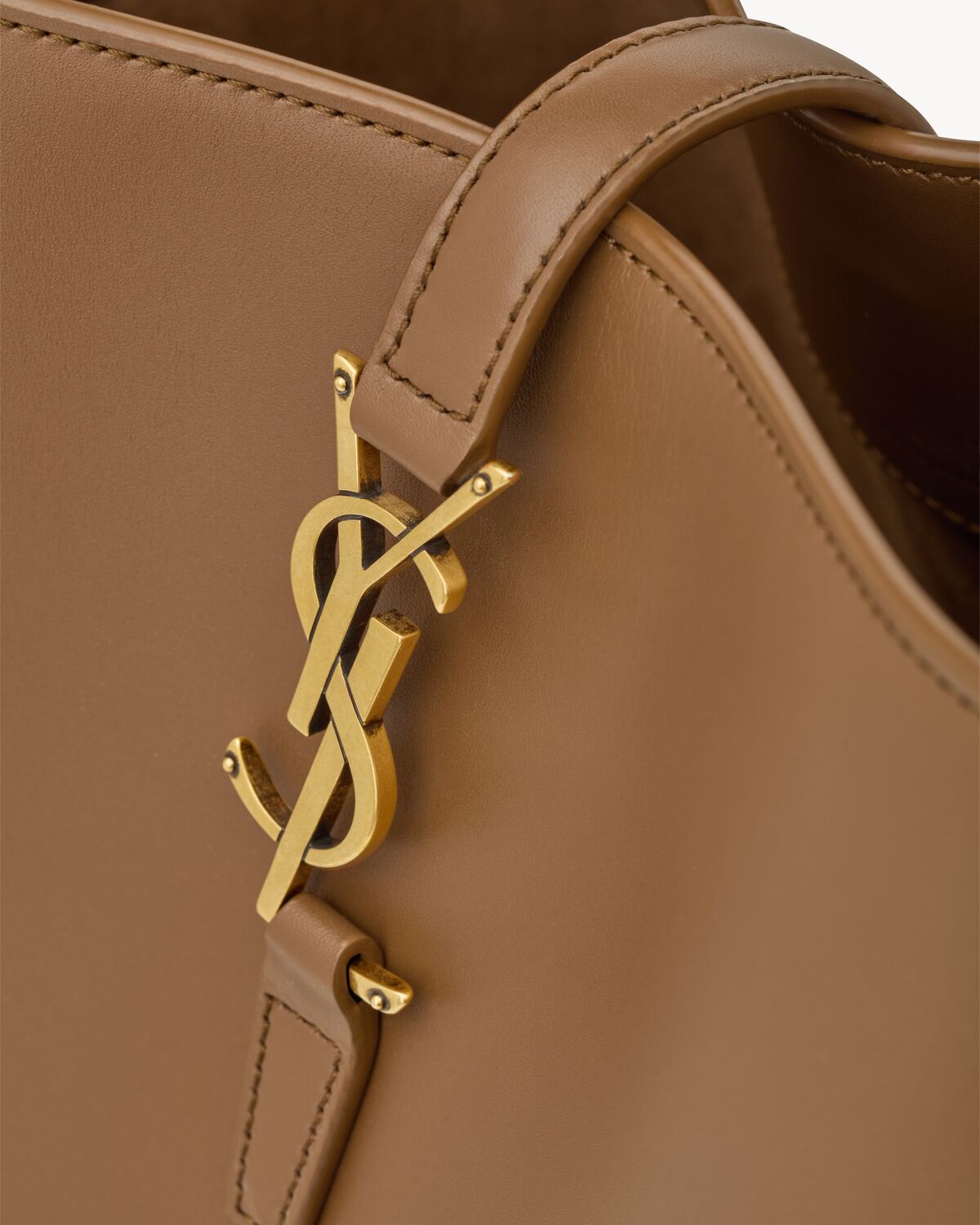 생로랑 샤이니 가죽 소재의 LE 37 토트백 7428282R20W2536