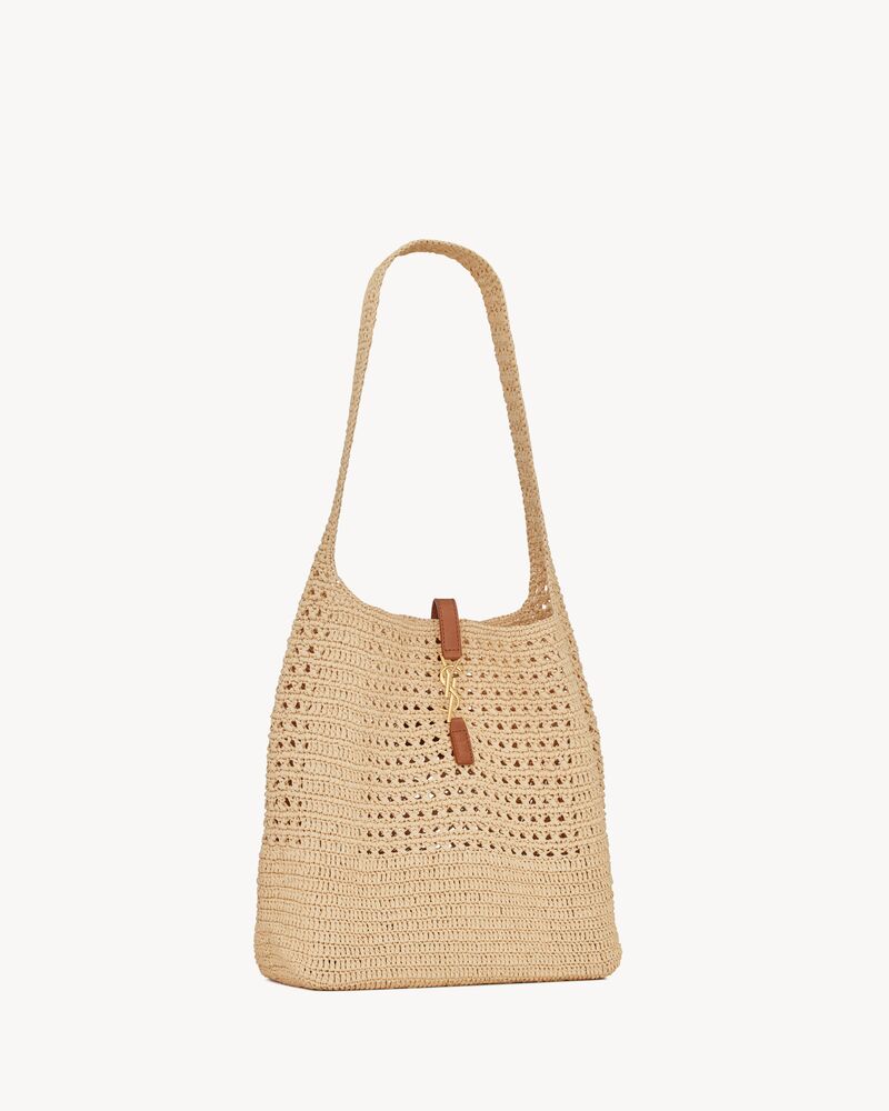 Bolso estilo hobo de croché de rafia y piel lisa