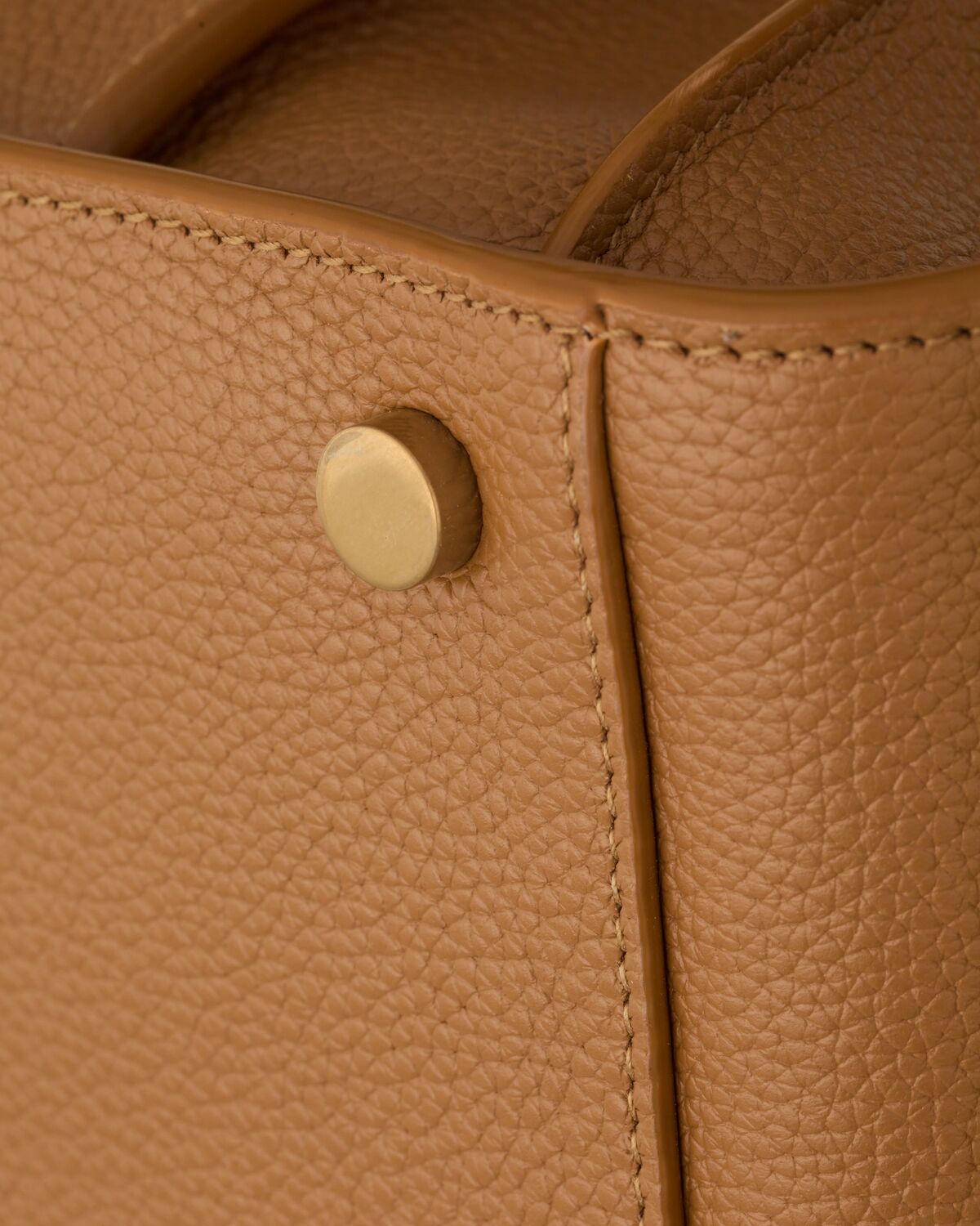 생로랑 부드러운 그레인 가죽 소재의 삭 드 주르 미디엄 토트백 717446DTI0W7715