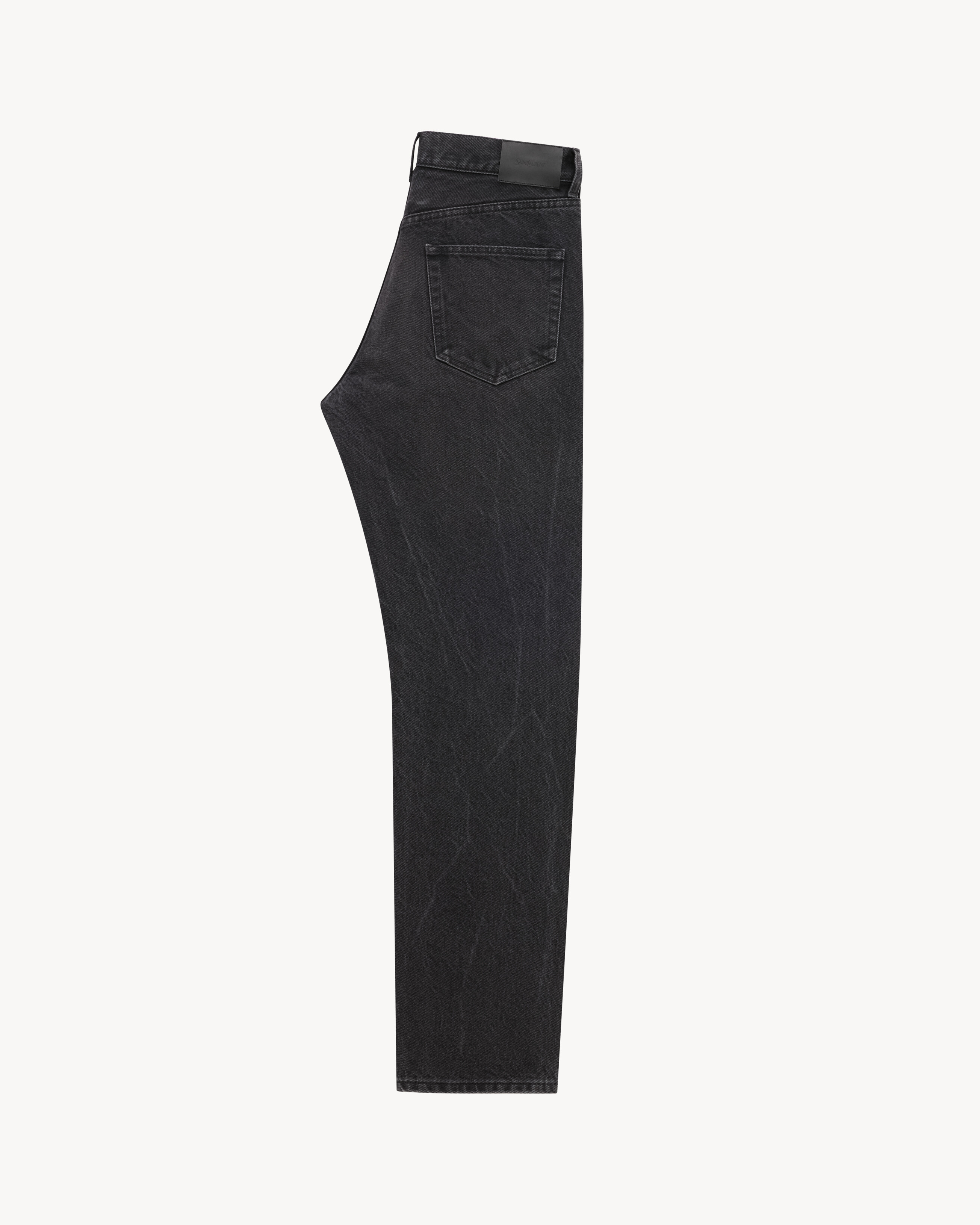 jeans com modelagem solta em denim preto desbotado