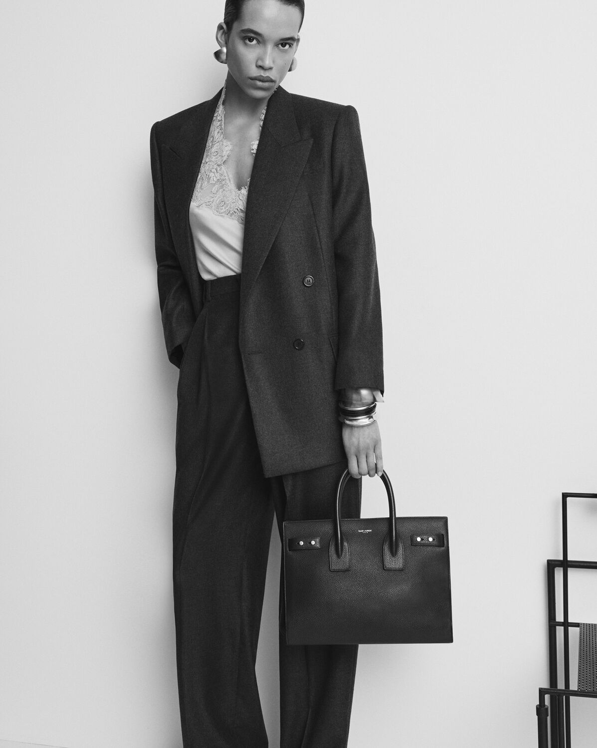 생로랑 부드러운 그레인 가죽 소재의 삭 드 주르 스몰 토트백 717447DTI0W2721