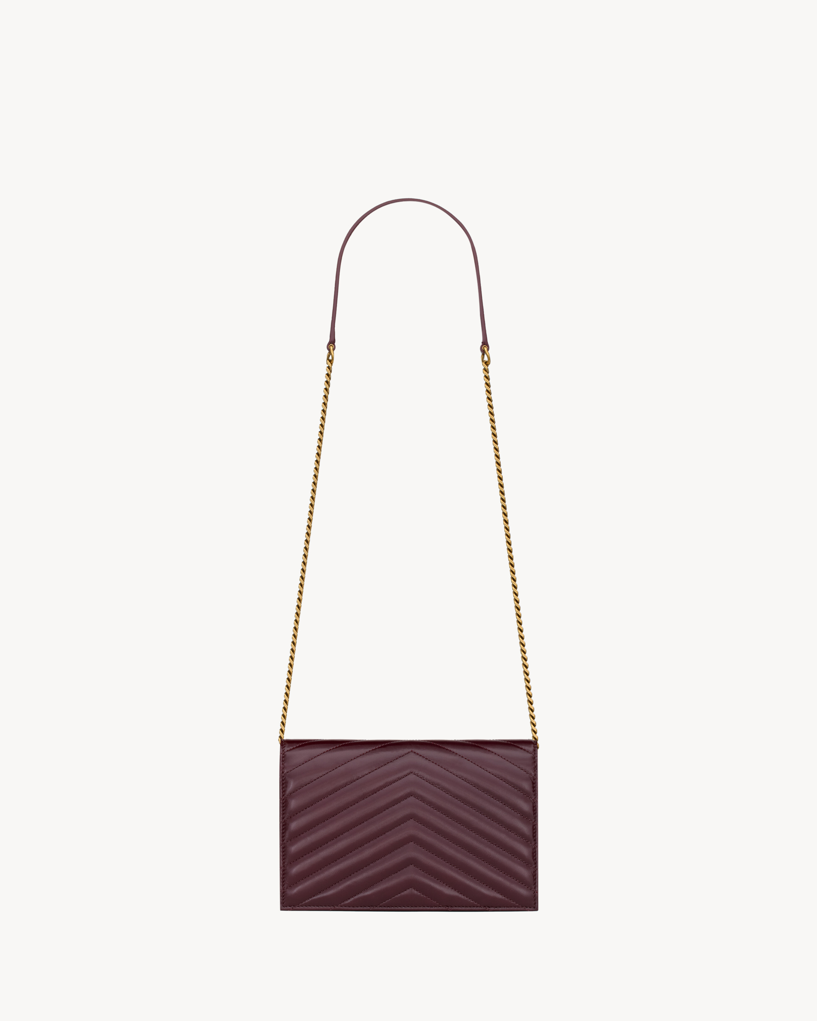 CASSANDRE Envelope-Portemonnaie aus glänzendem Leder mit Kette