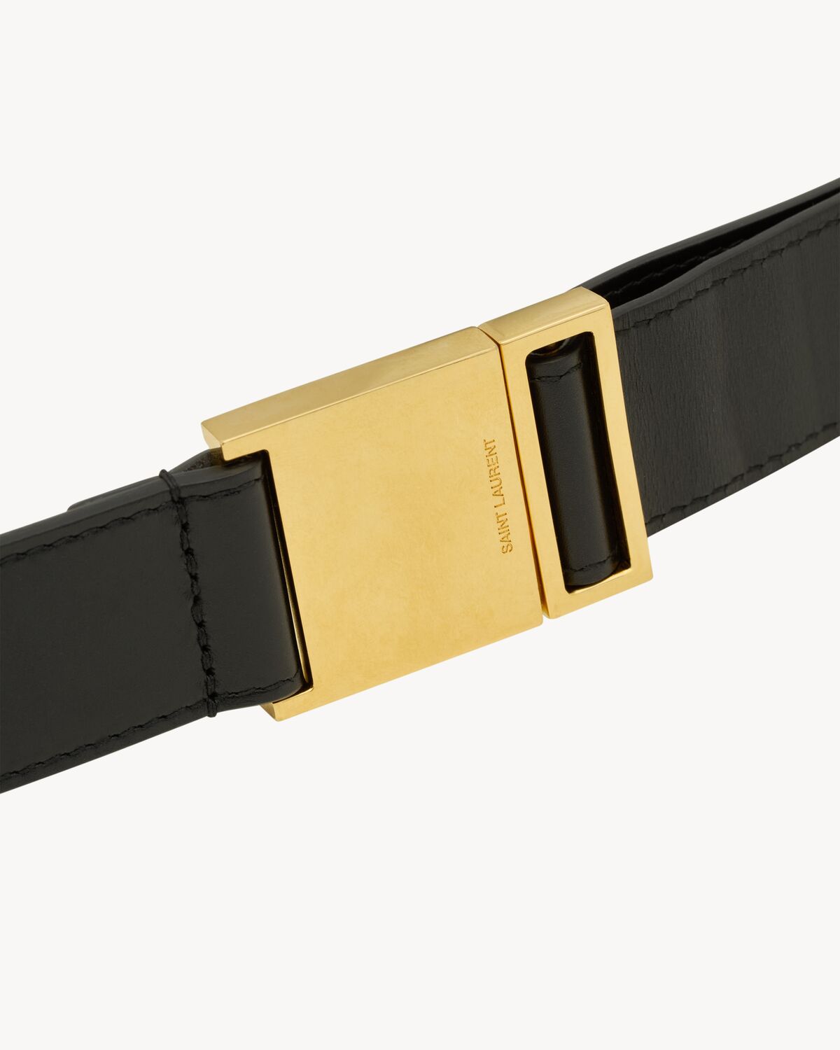 생로랑 샤이니 가죽 소재의 마그네틱 벨트 789325AAB5B1000