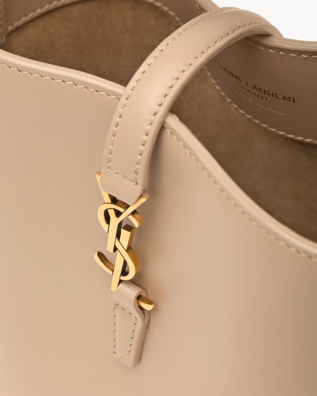 생로랑 샤이니 가죽 소재의 LE 37 미니 토트백 7658702R20W2721