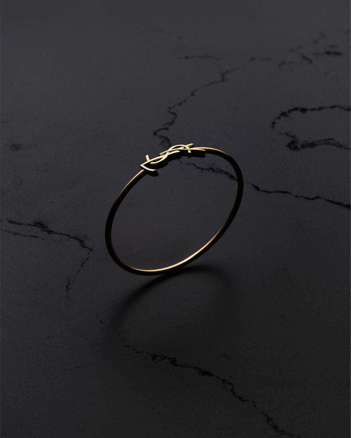 cassandre hinged bangle in 18k yellow gold