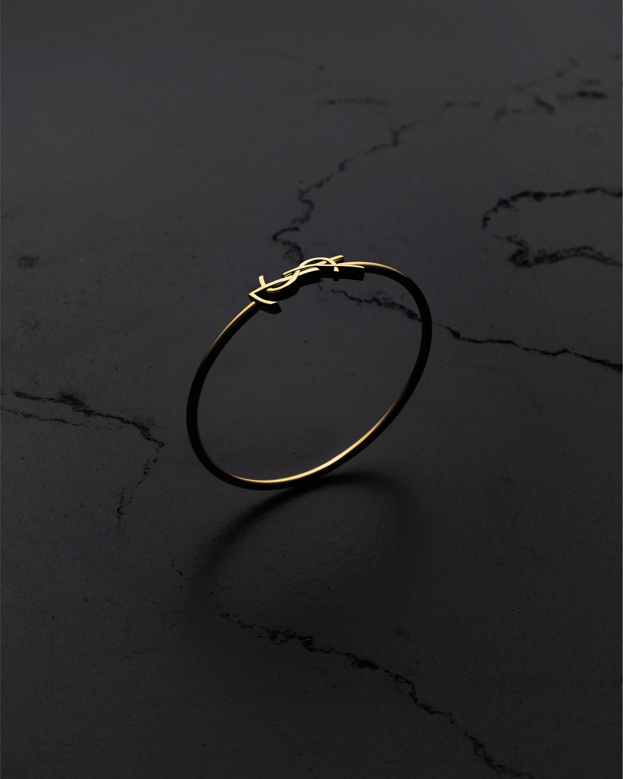 CASSANDRE hinged bangle in 18K yellow gold