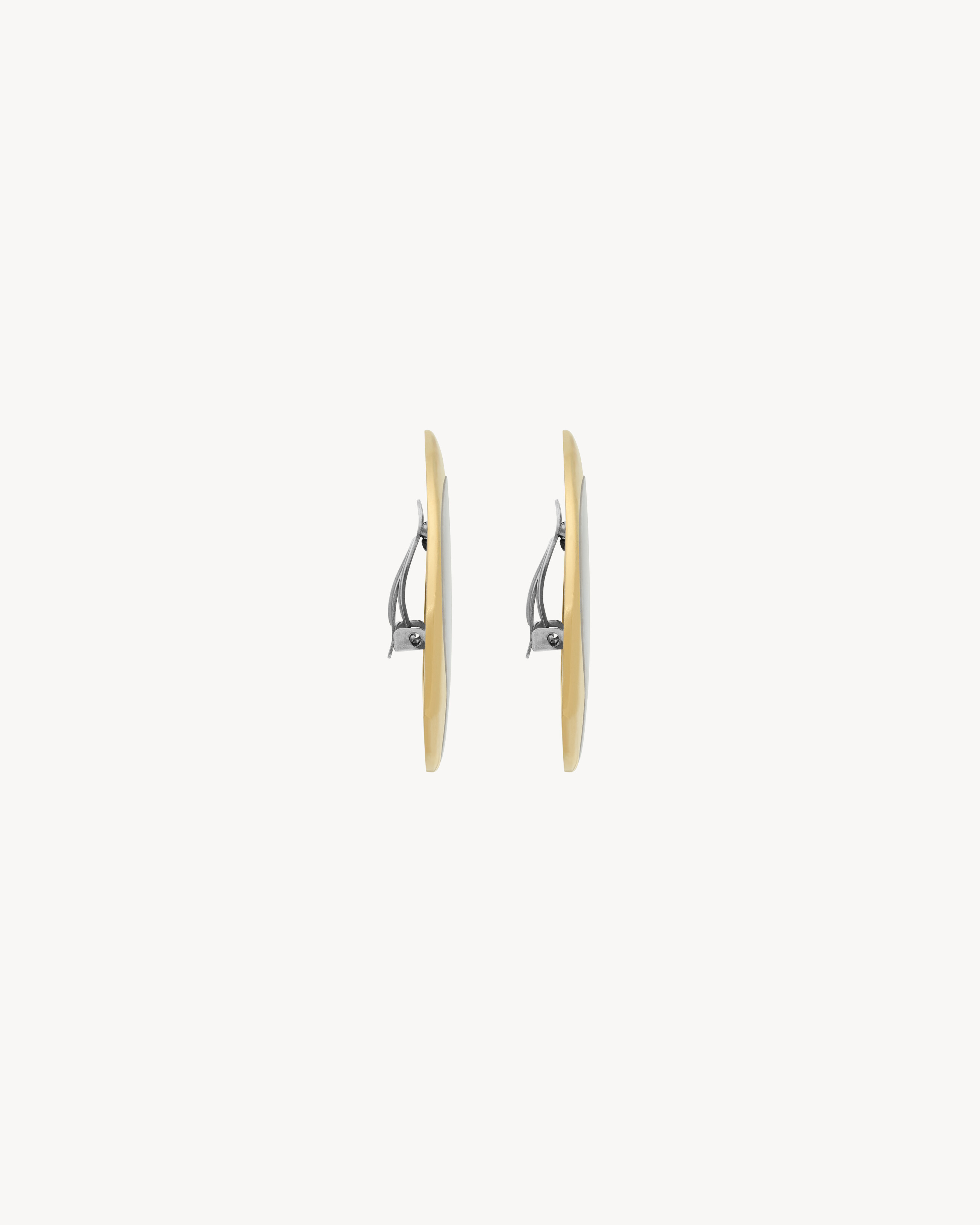 Pendientes en forma de escudo de metal