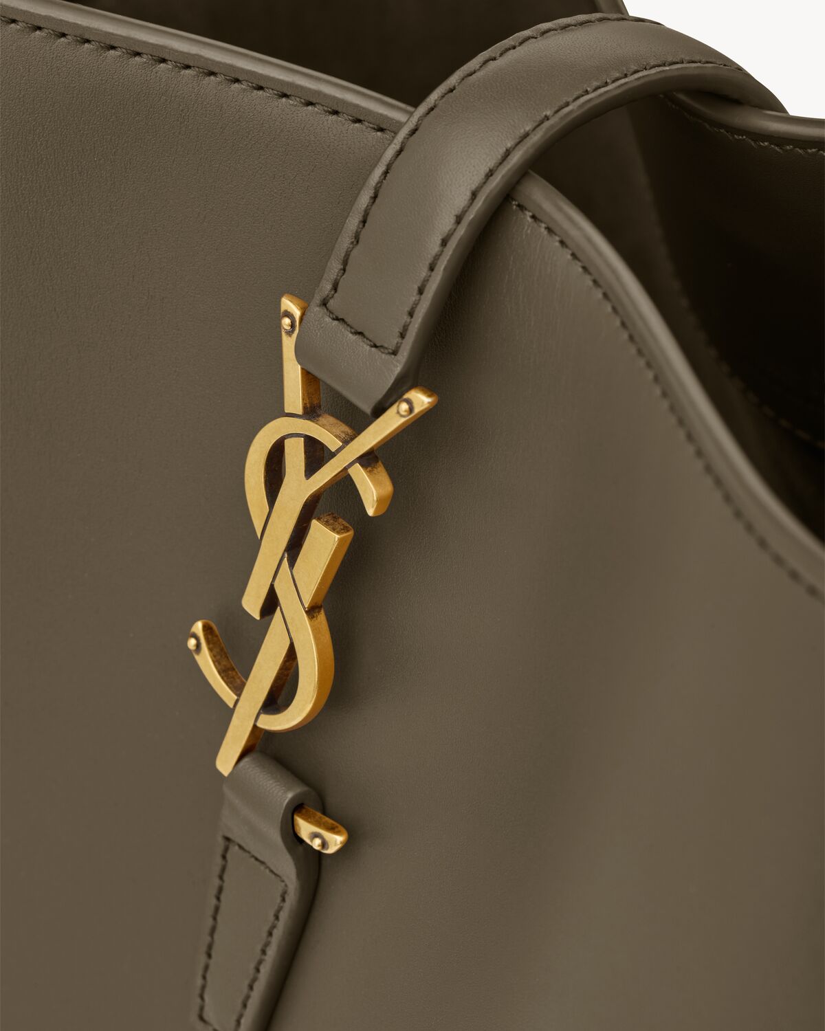 생로랑 샤이니 가죽 소재의 LE 37 토트백 7428282R20W3237