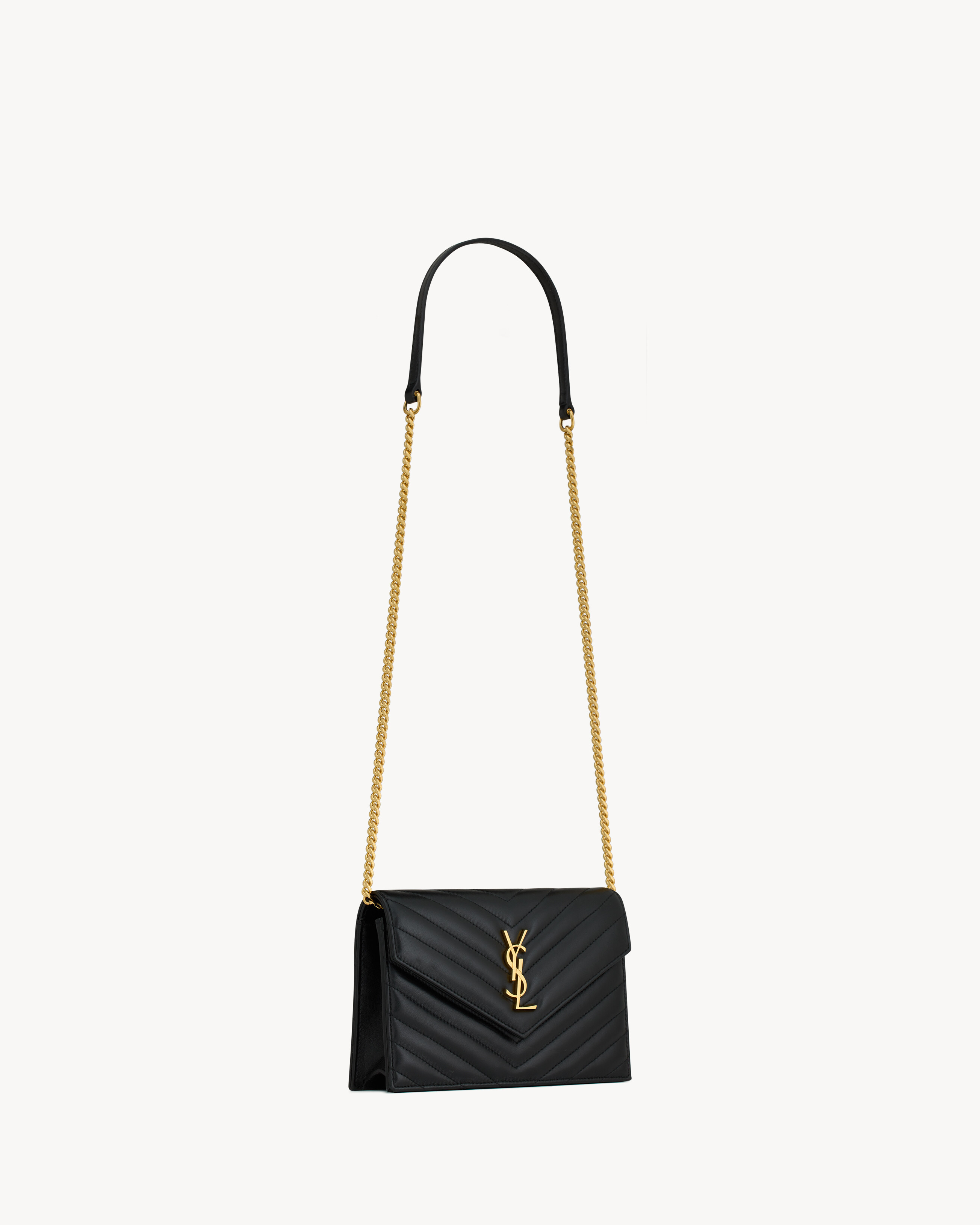 CASSANDRE MATELASSÉ Envelope Portemonnaie mit Kette aus Lammleder