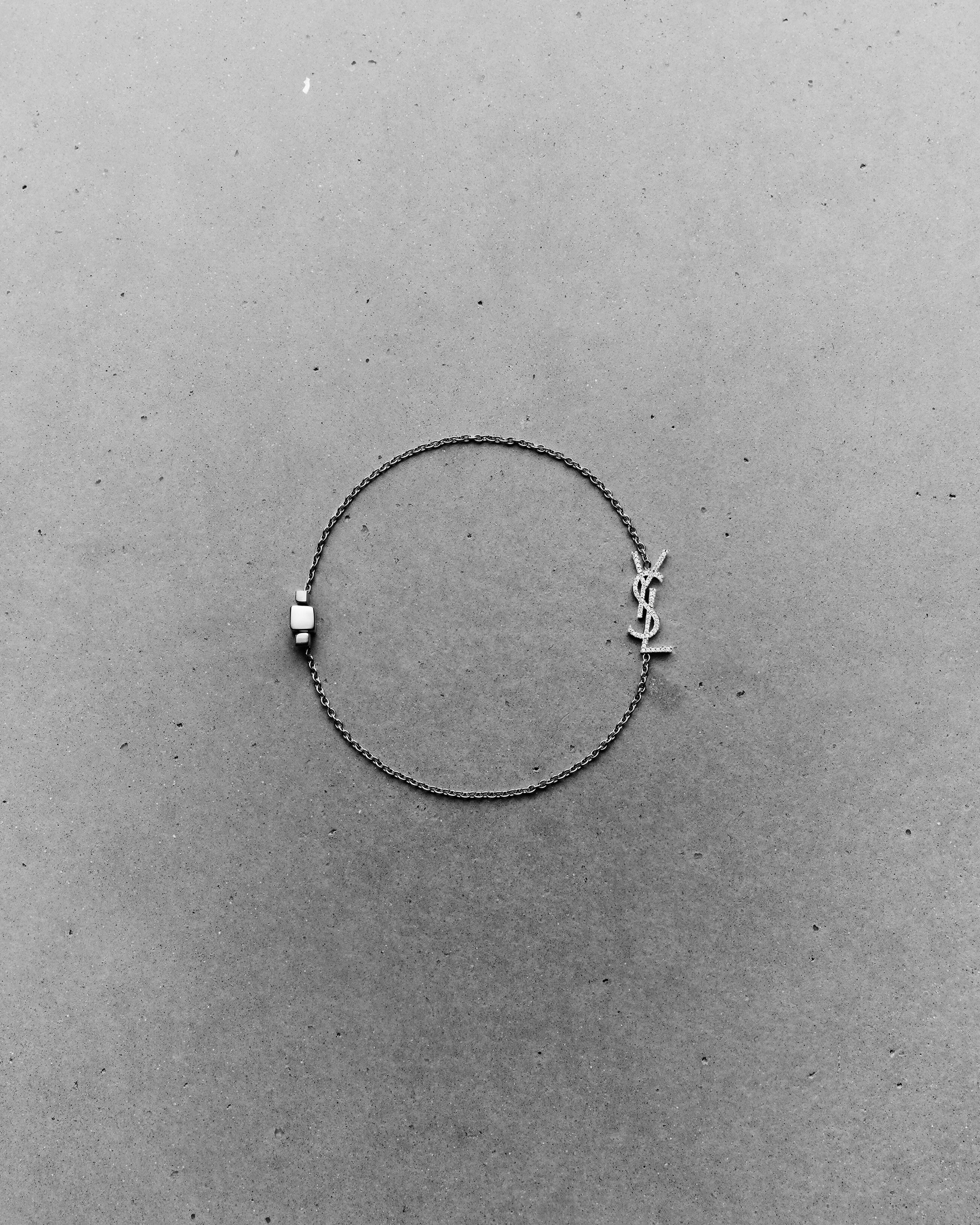Pulsera Cassandre de oro gris de 18 kt y diamantes