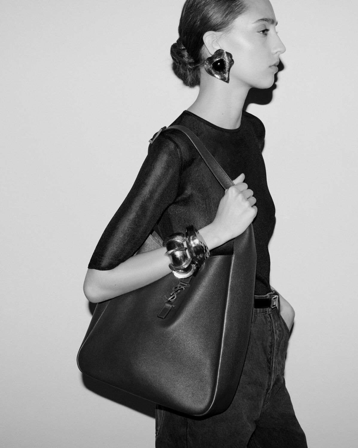 생로랑 LE 5 À 7 스웨이드 서플 라지 숄더백 7538371U80W3194