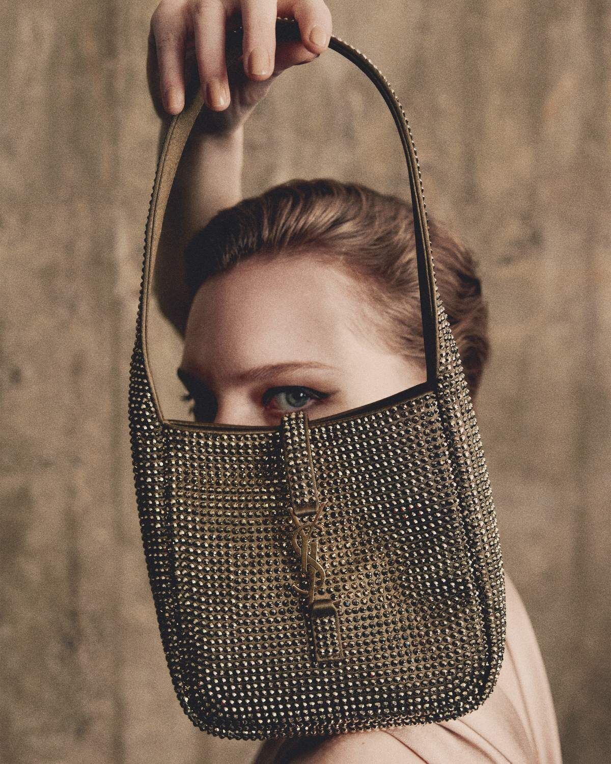 생로랑 LE 5 À 7 실크 새틴과 크리스탈 소재의 서플 베이비 숄더백 809464FADSQ2803