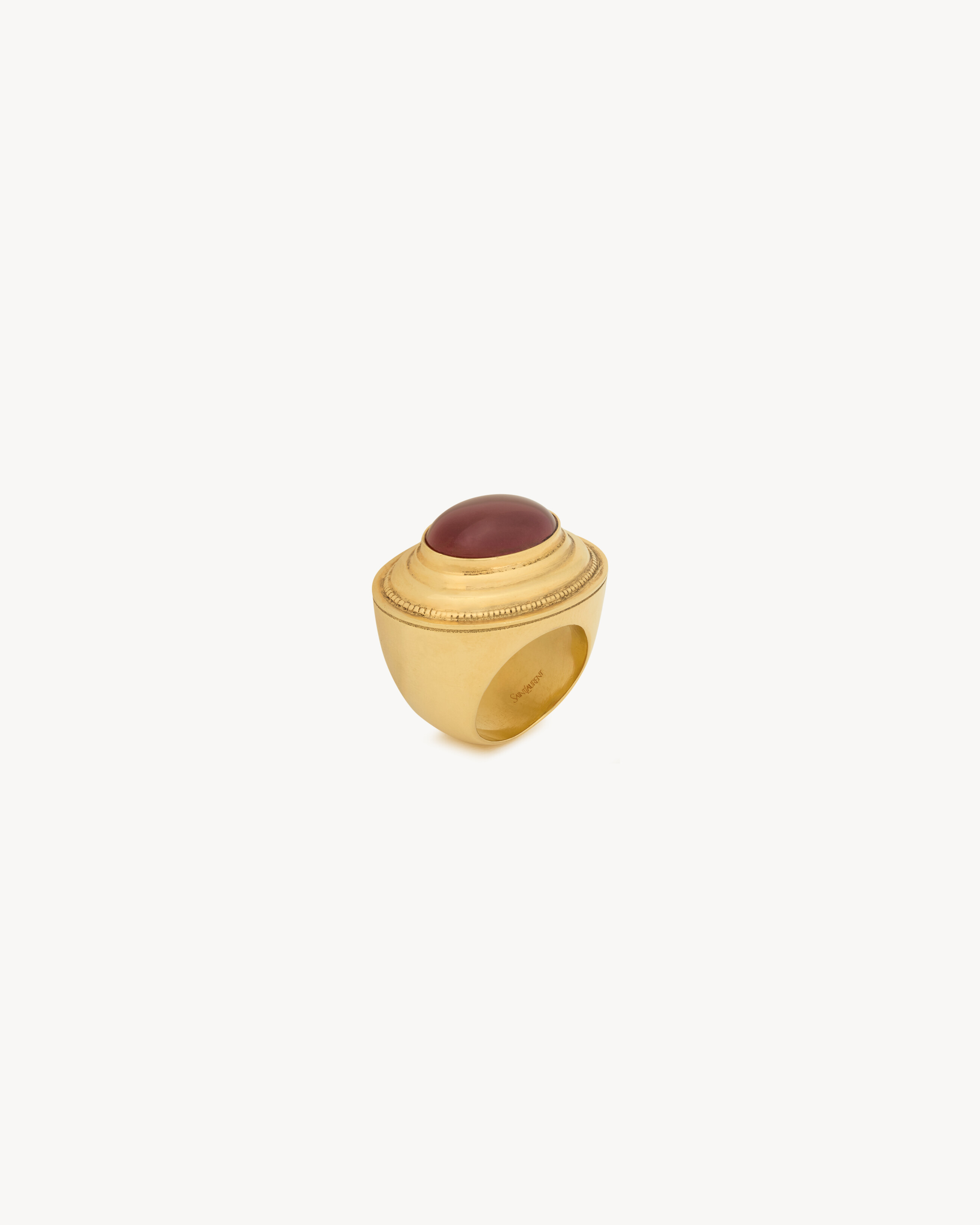 ANILLO ABOVEDADO DE METAL CON CABUJÓN DE ÁGATA.