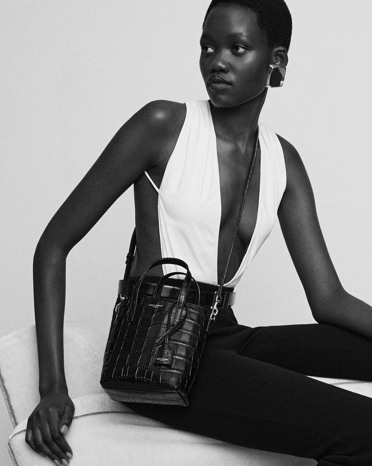 생로랑 악어 무늬 가죽 소재의 토이 토트백 712367AAAOH1000