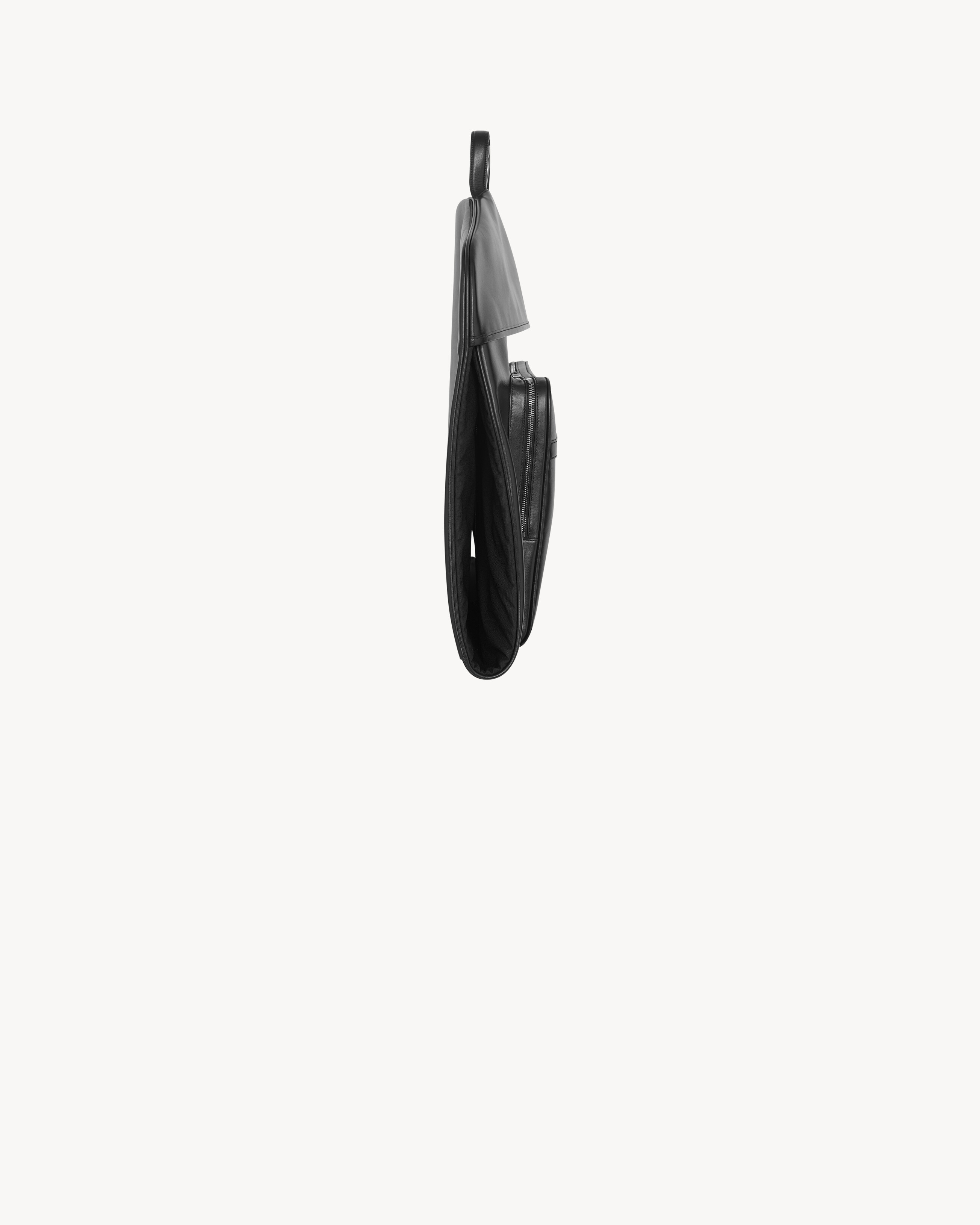 Clothes travel sleeve in smooth leather