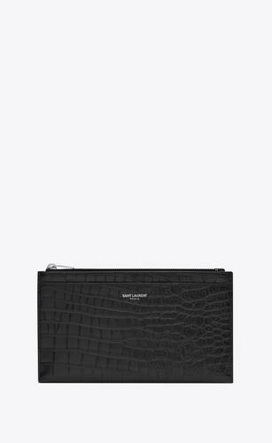 flache pouch aus mattem leder mit krokodillederprägung