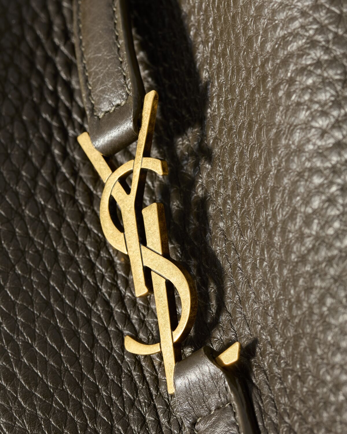 생로랑 LE 5 À 8 그레인드 가죽 서플 베이비 숄더백 809461AADUU3212