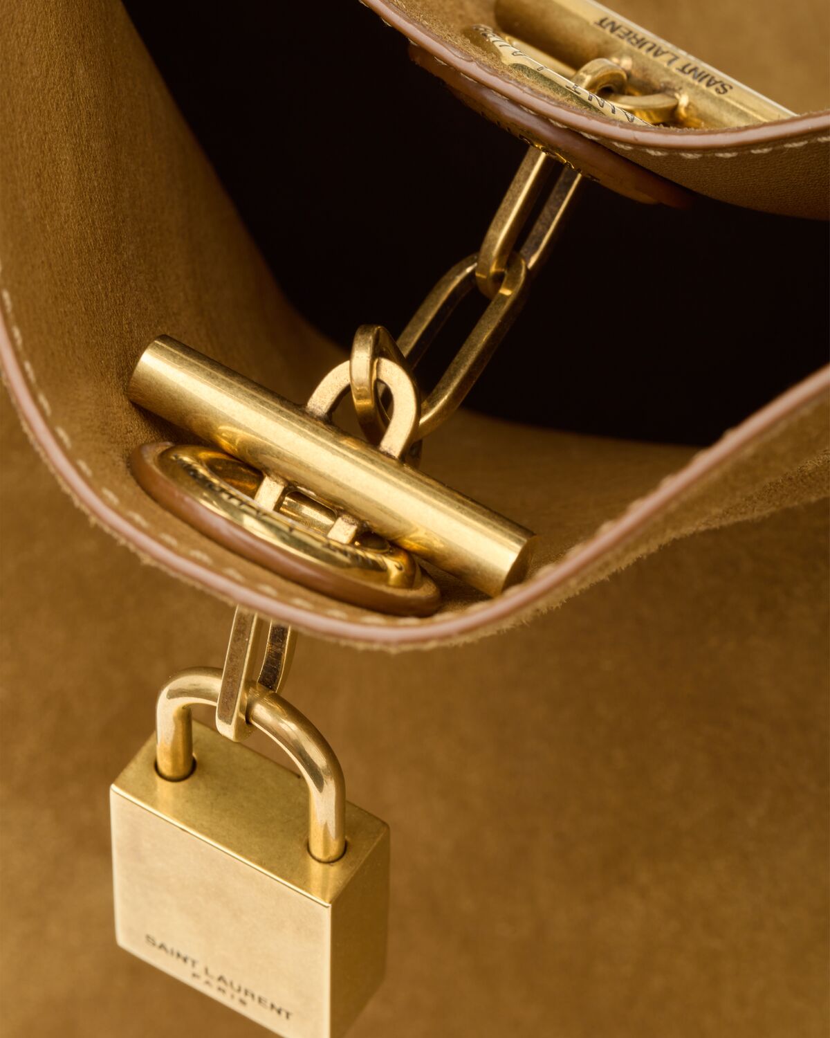 생로랑 스웨이드 소재의 탱거 숄더백 773686AAC2F9851