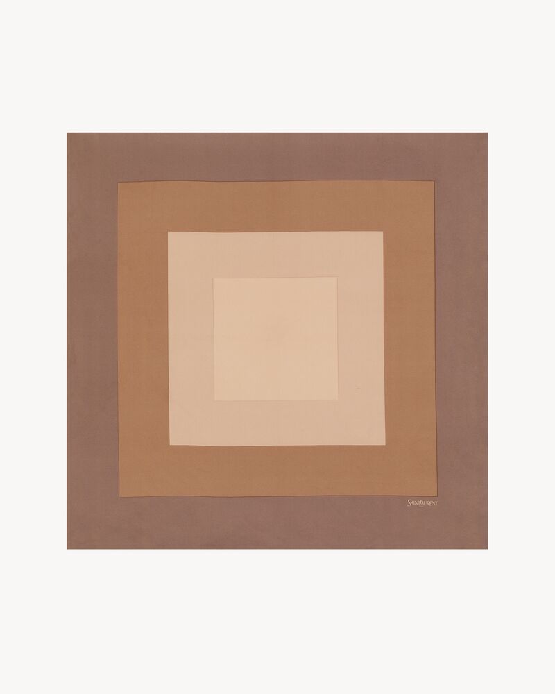 Carré en sergé de soie à motif carré