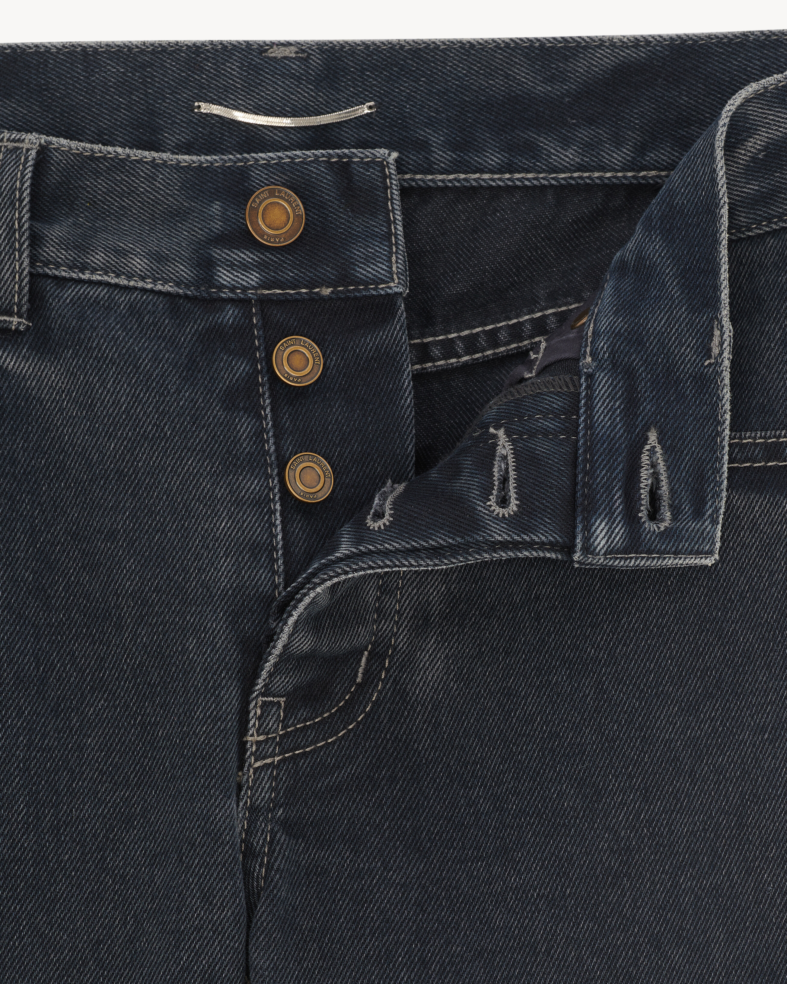 Slim-Fit-Jeans aus dunkelblau-schwarzem Denim.