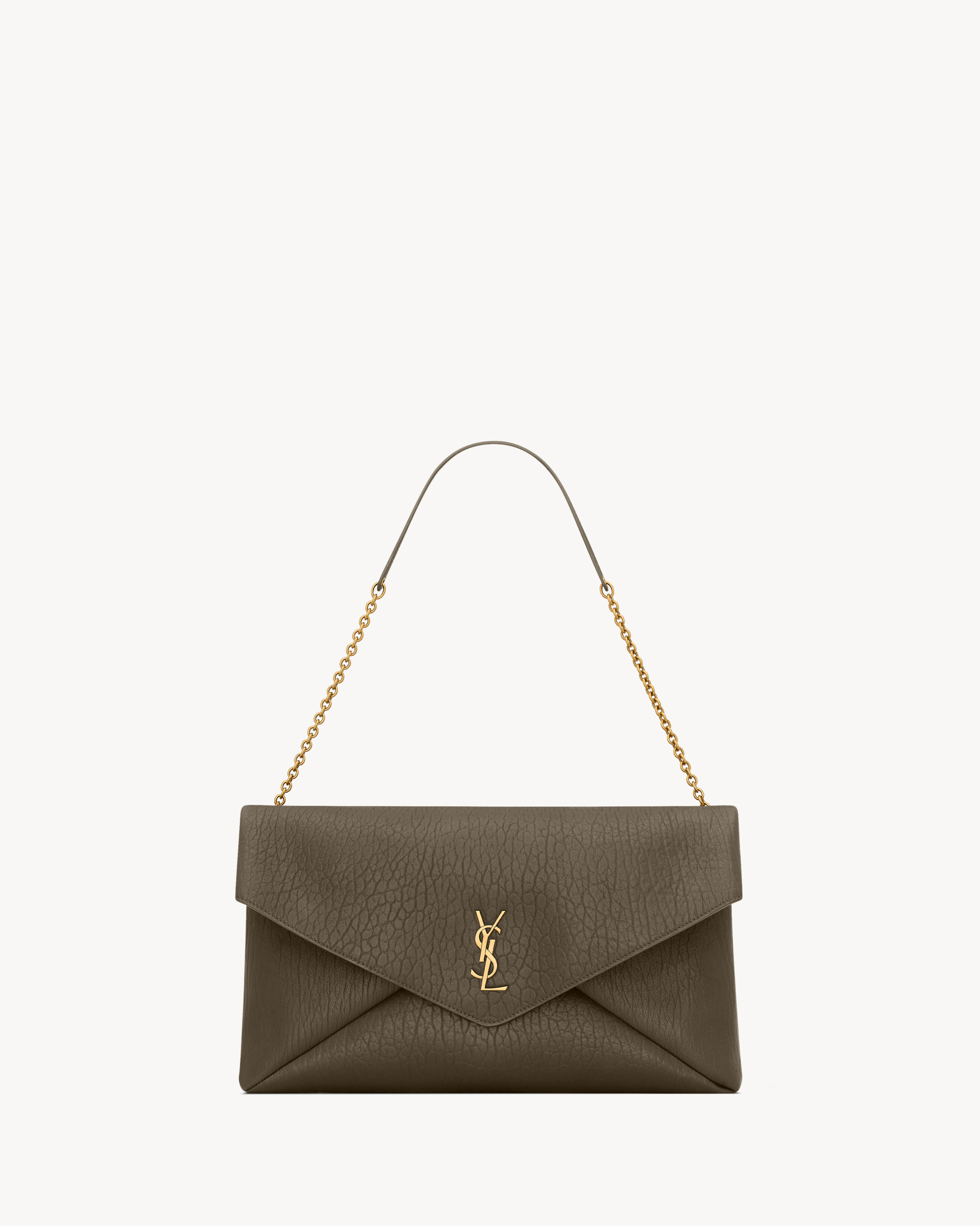 Pochette grande tipo sobre Cassandre de piel de cordero con cadena