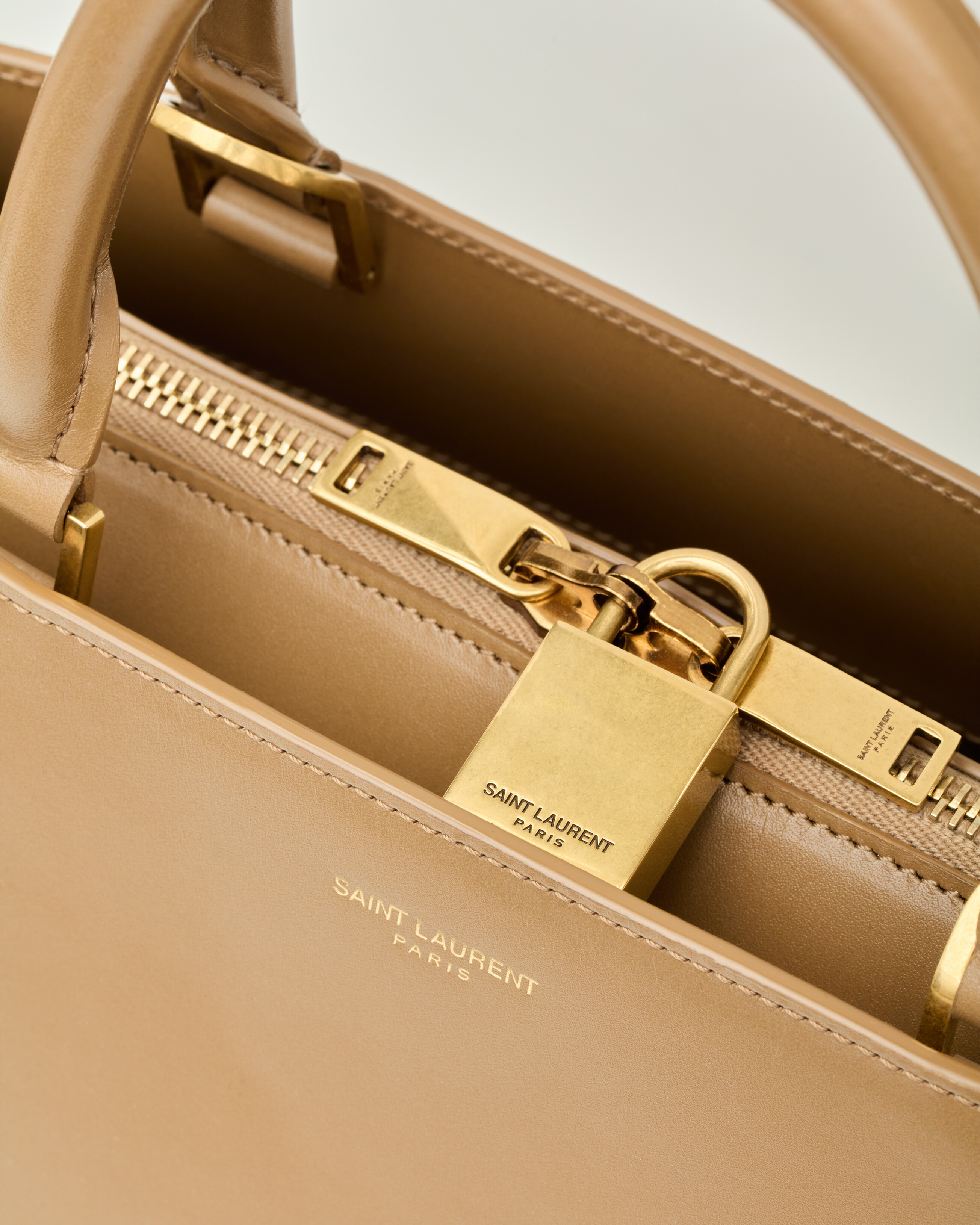 SAC DE JOUR duffle in shiny leather
