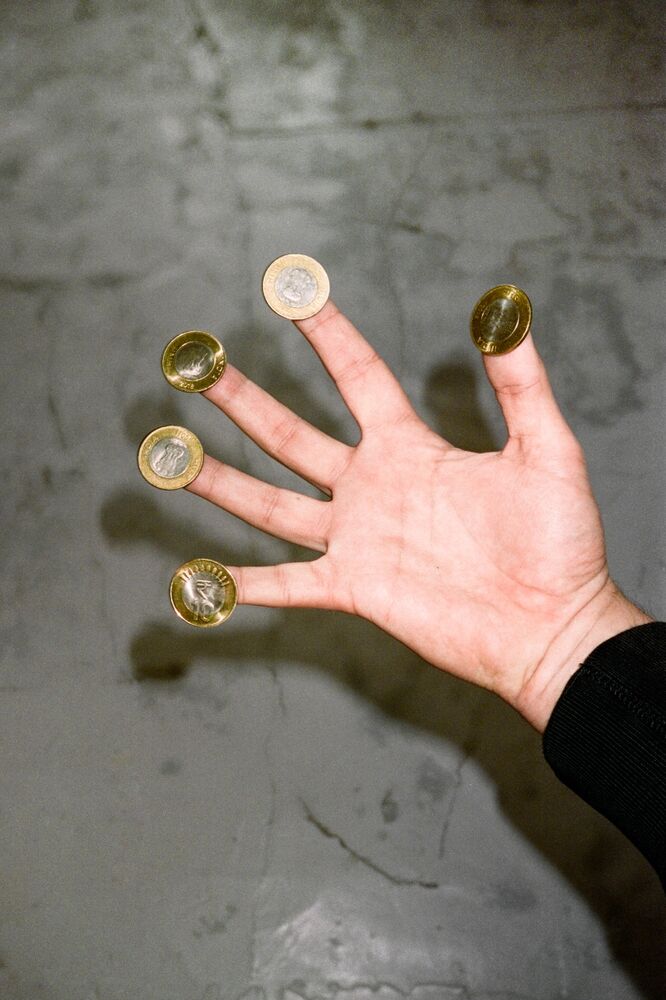 SL Editions > Fanzine > Jonathan LLense > Slider > Visual 1 > image