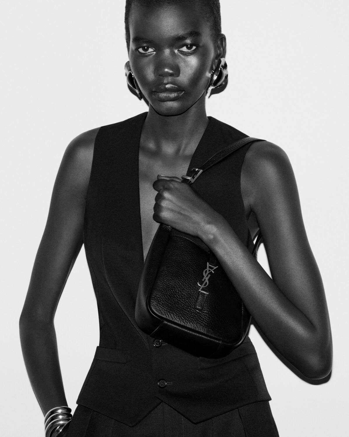 생로랑 LE 5 À 8 그레인드 가죽 서플 베이비 숄더백 809461AADUU3212