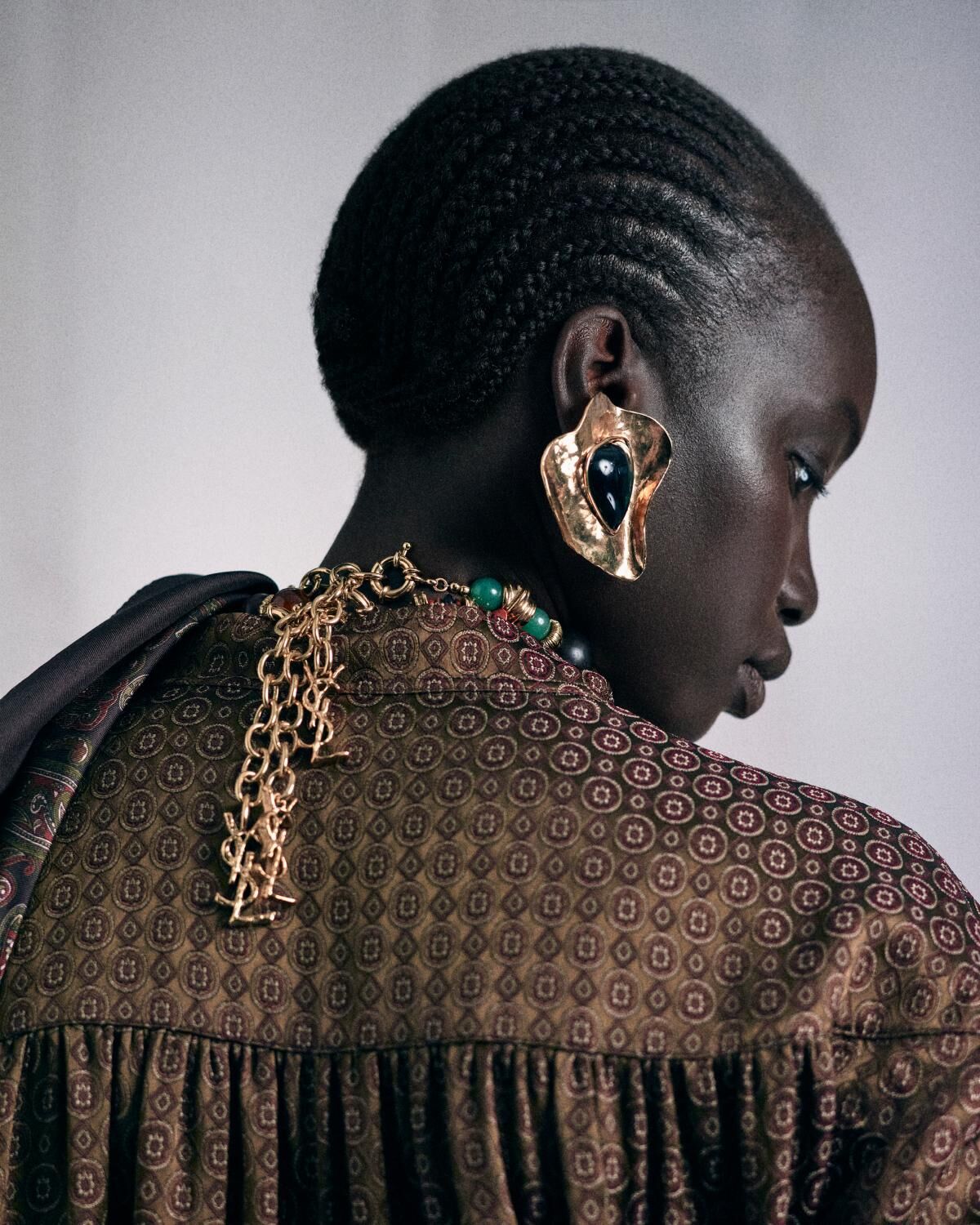 Boucles d’oreilles pétales en résine et métal
