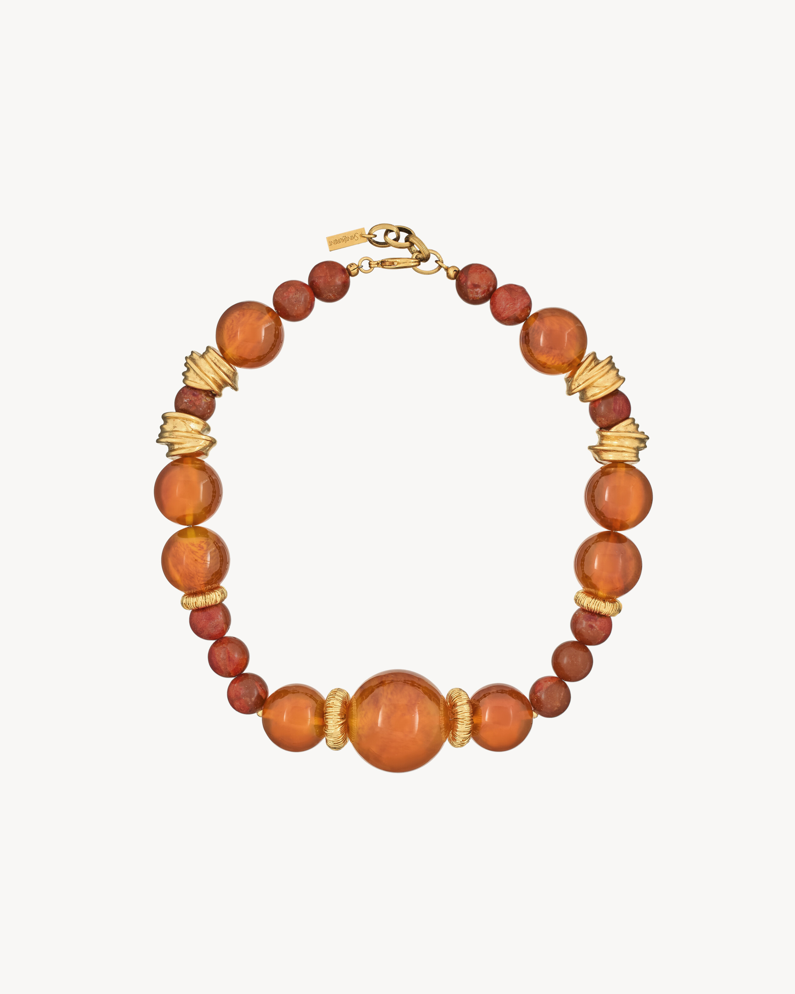 Collar de cuentas de coral, resina y metal