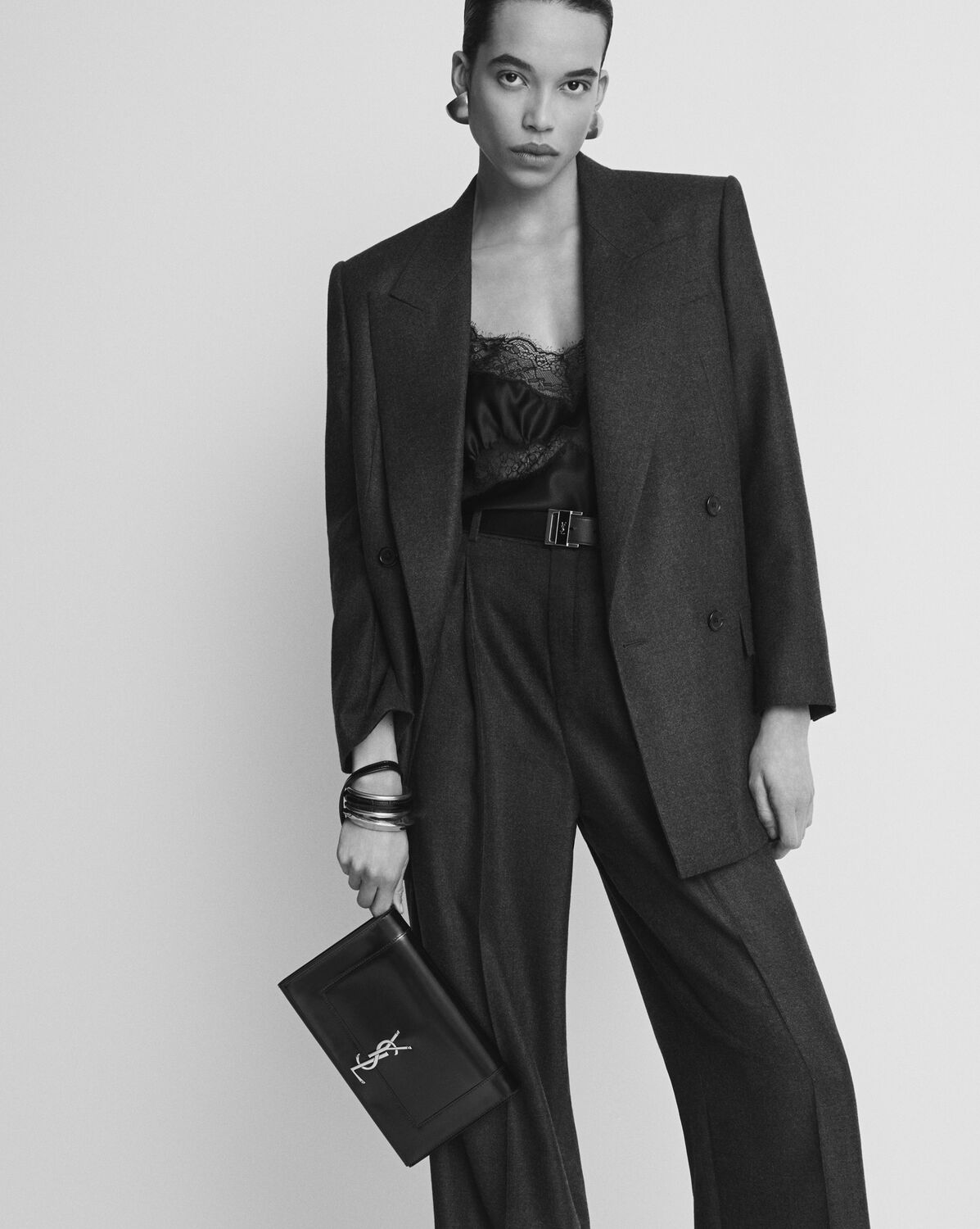 생로랑 양가죽 및 브러시드 가죽 카산드라 플랩 파우치 753883AAB9T9299