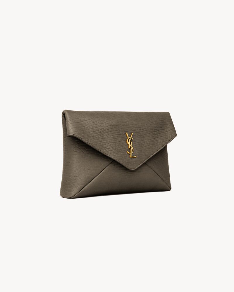 Bolsa pouch formato envelope grande CASSANDRE em couro de cordeiro