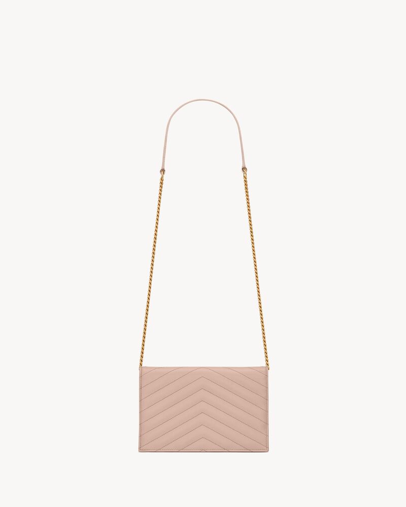 CASSANDRE ENVELOPE CHAIN WALLET EN CUIR GRAIN DE POUDRE