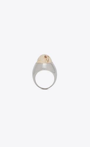 anillo de gran tamaño con un cabujón ovalado de metal y resina