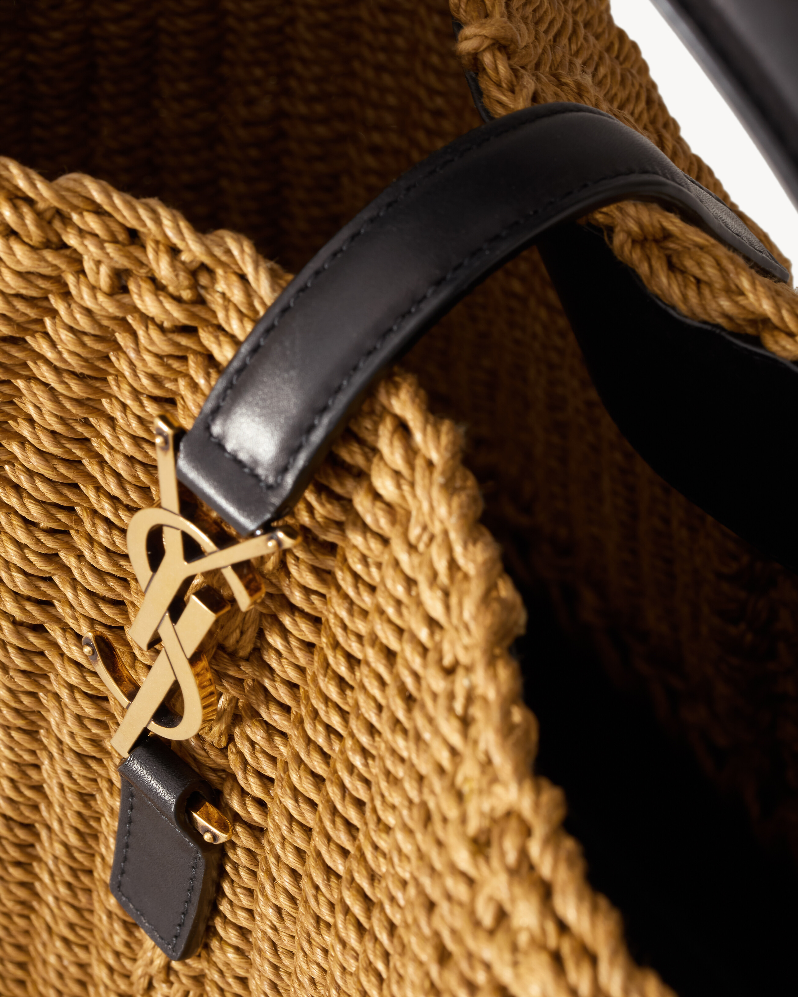 LE 37 in rope and leather
