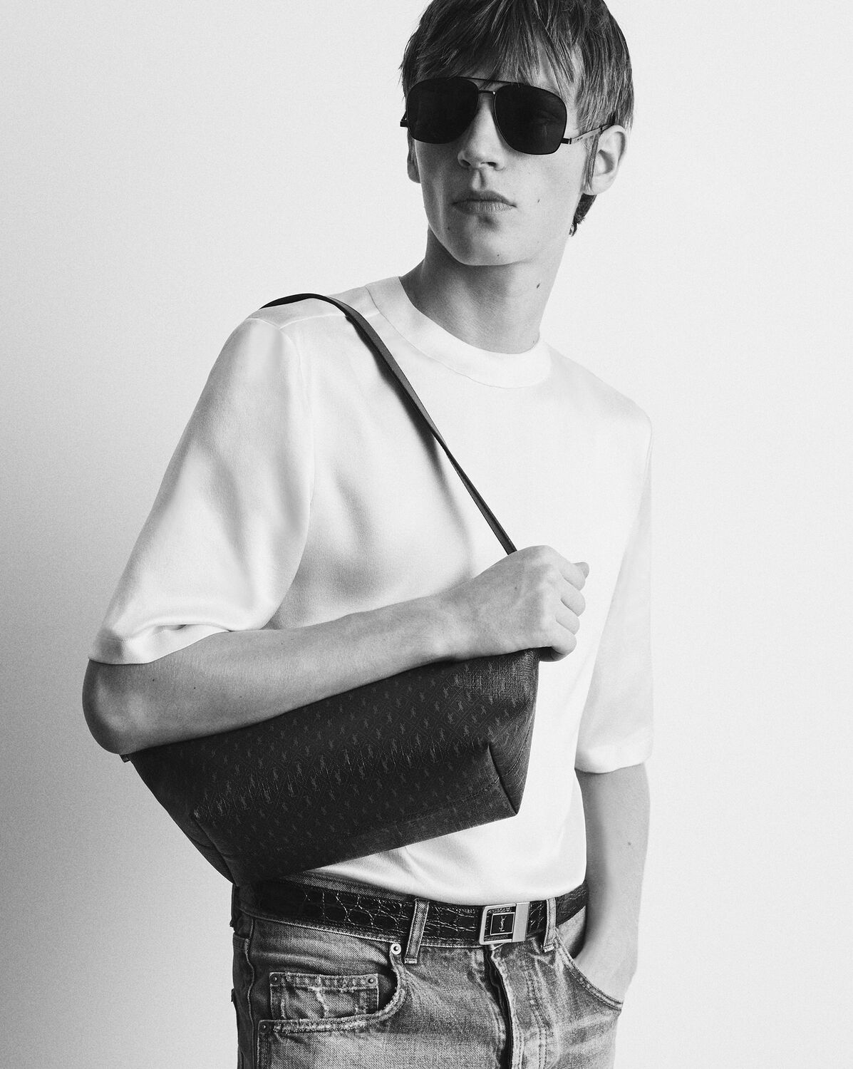 생로랑 카상드르 캔버스와 부드러운 가죽 소재의 르 모노그램 크로스바디 백 667490FABLK2166