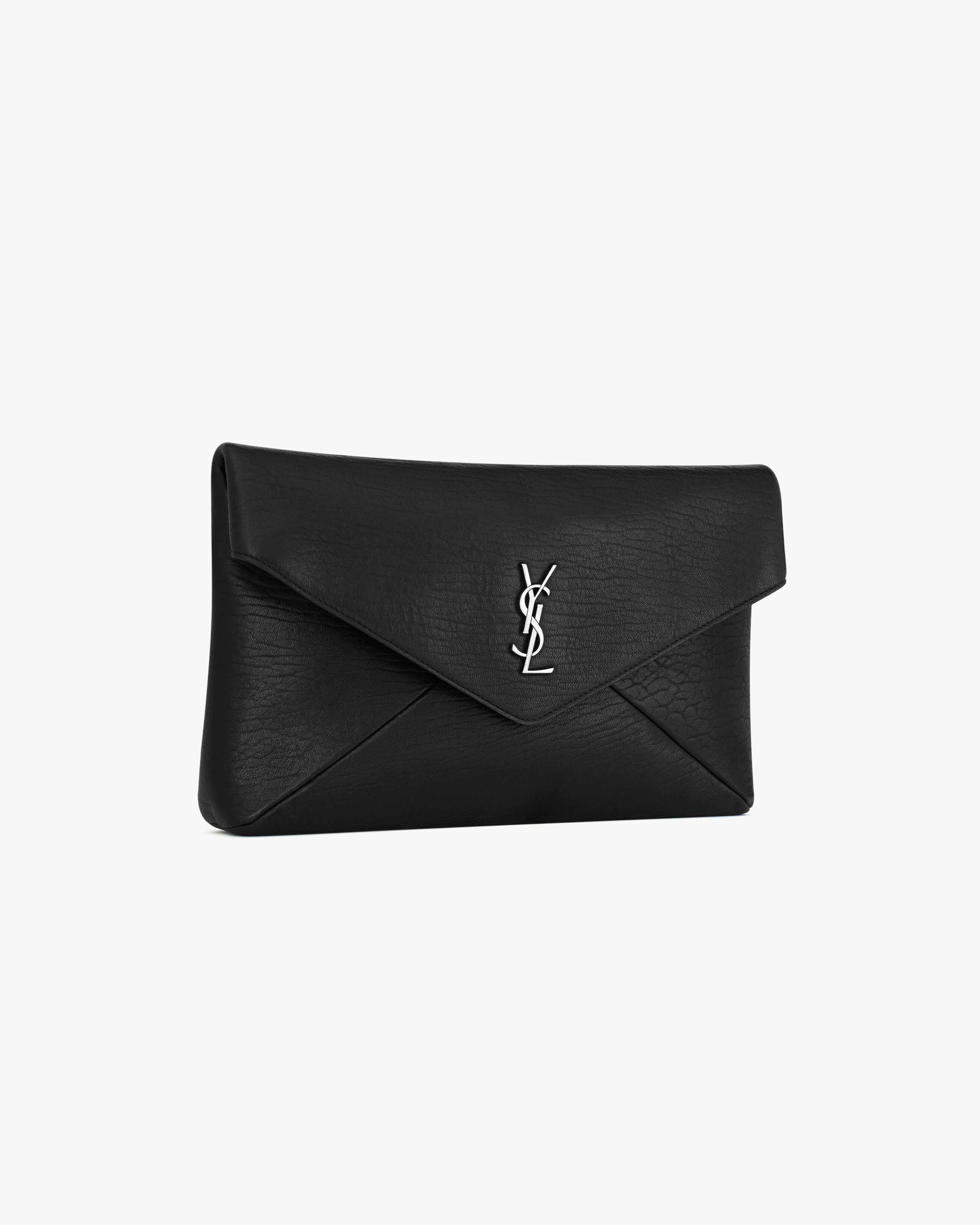 Große CASSANDRE Envelope Pouch aus genarbtem Lammleder
