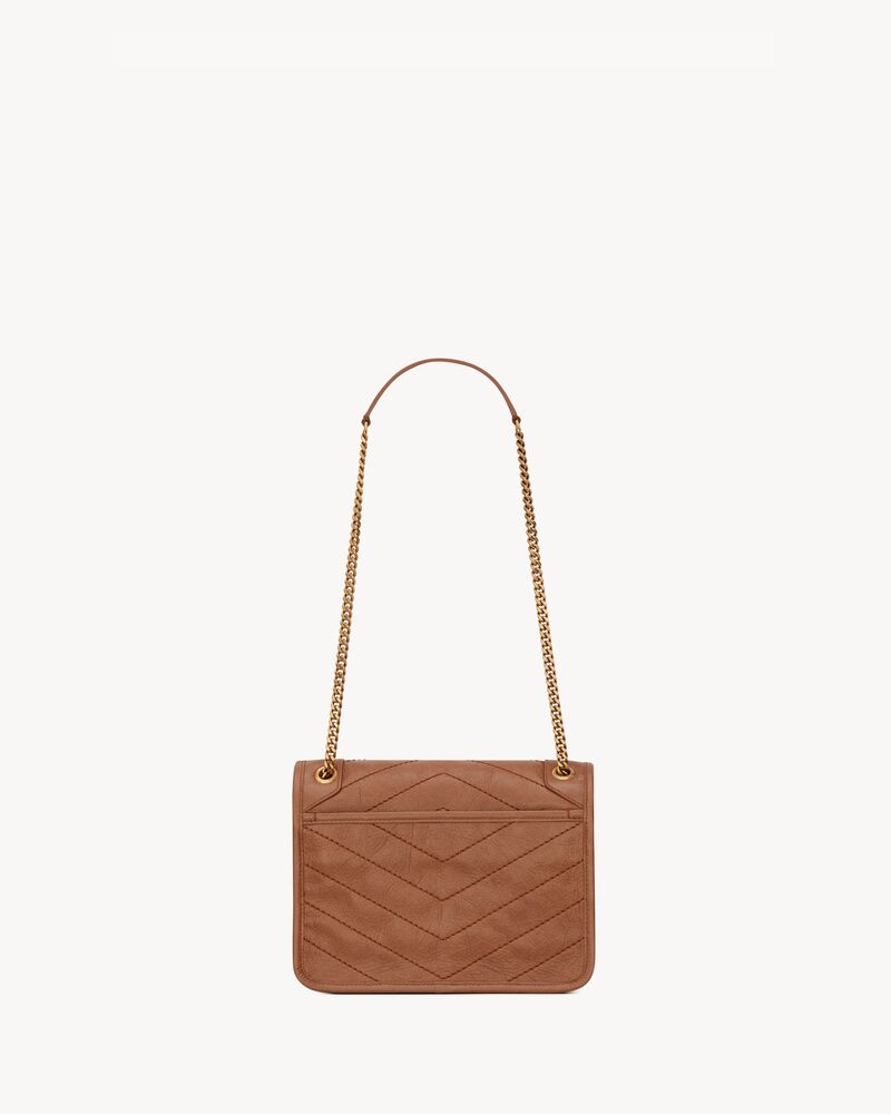 NIKI BABY TASCHE MIT KETTE AUS PFLANZLICH GEGERBTEM LEDER IN KNITTER-OPTIK