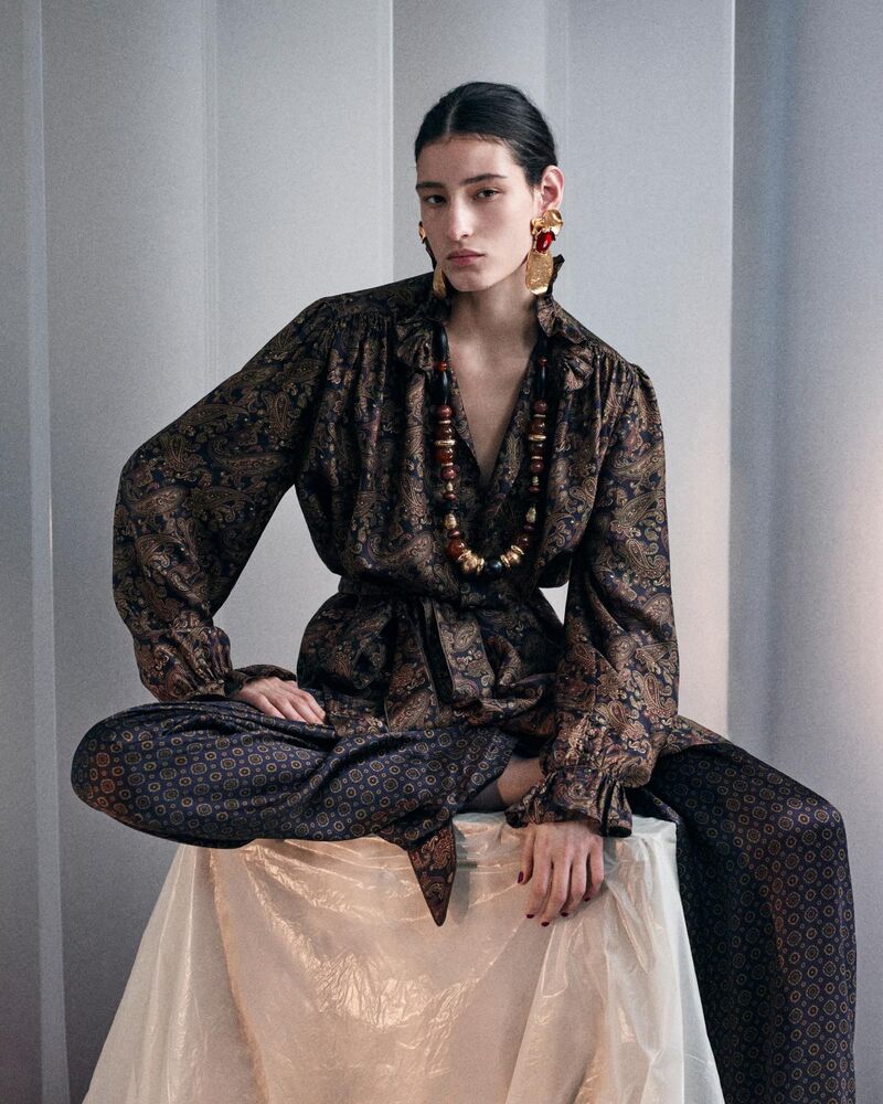 Collier oversize en verre, bois, résine et métal
