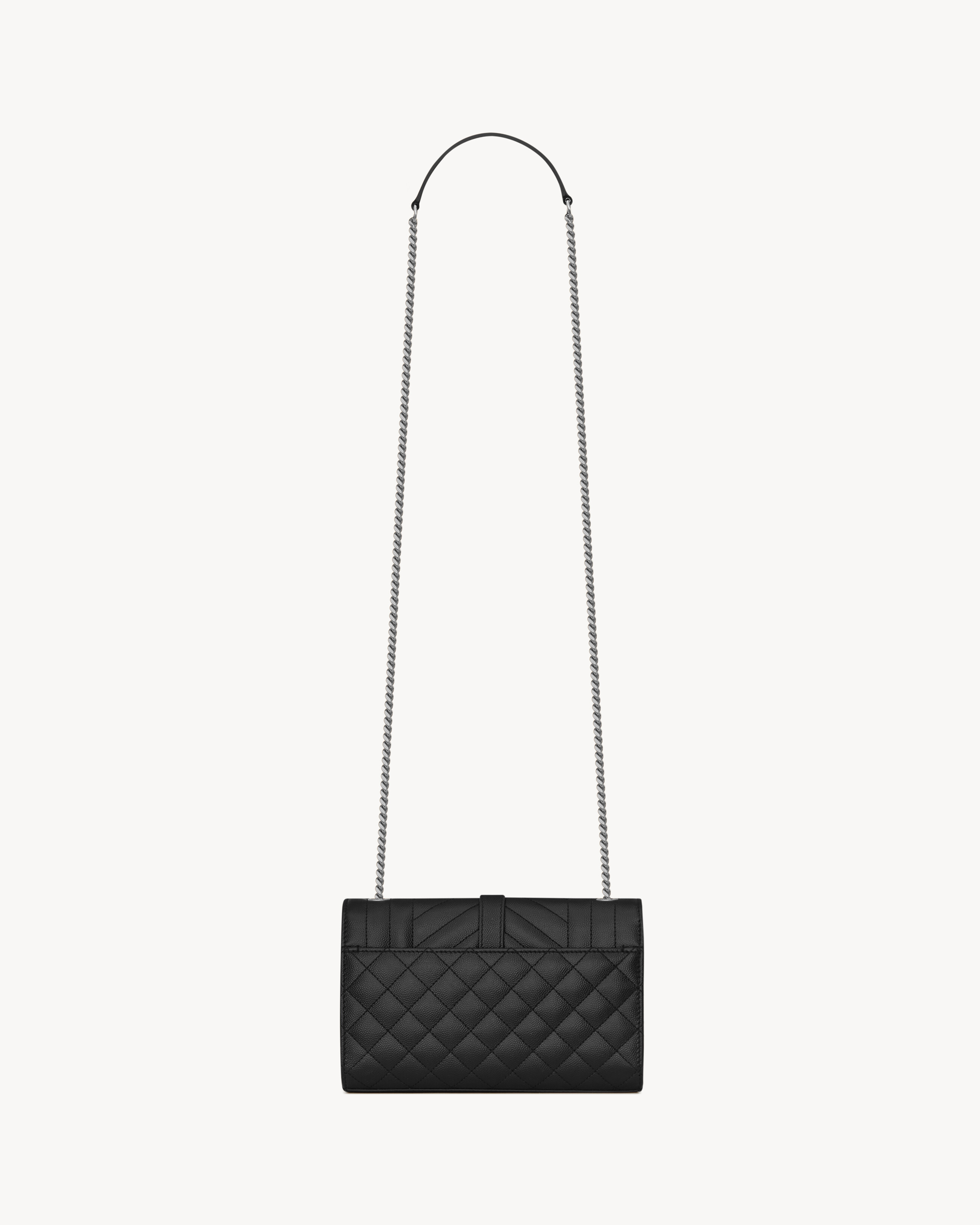 BOLSA FORMATO ENVELOPE PEQUENA EM COURO GRAIN DE POUDRE COM GRAVAÇÃO EM RELEVO E EFEITO ACOLCHOADO