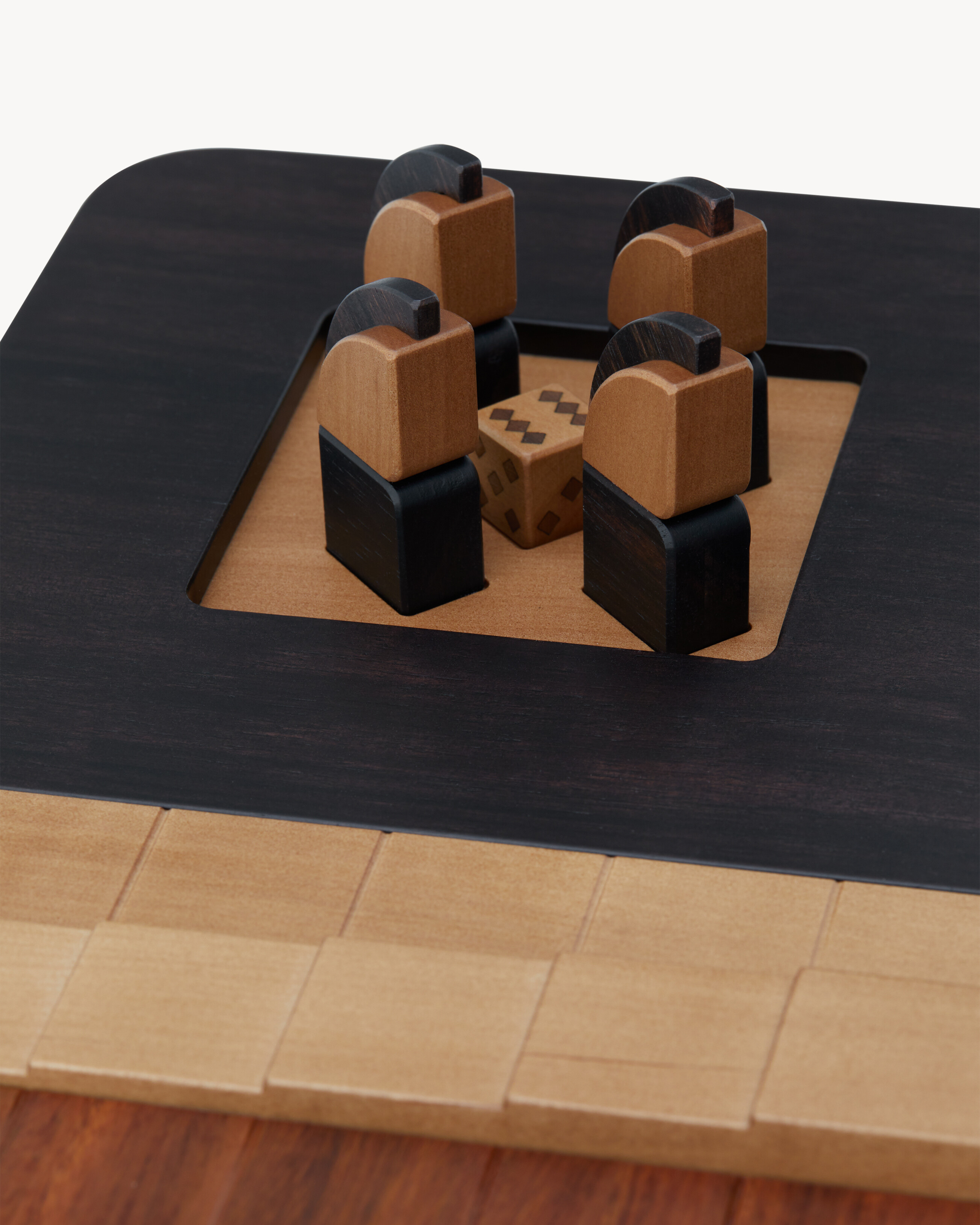 Jeu des petits chevaux en bois