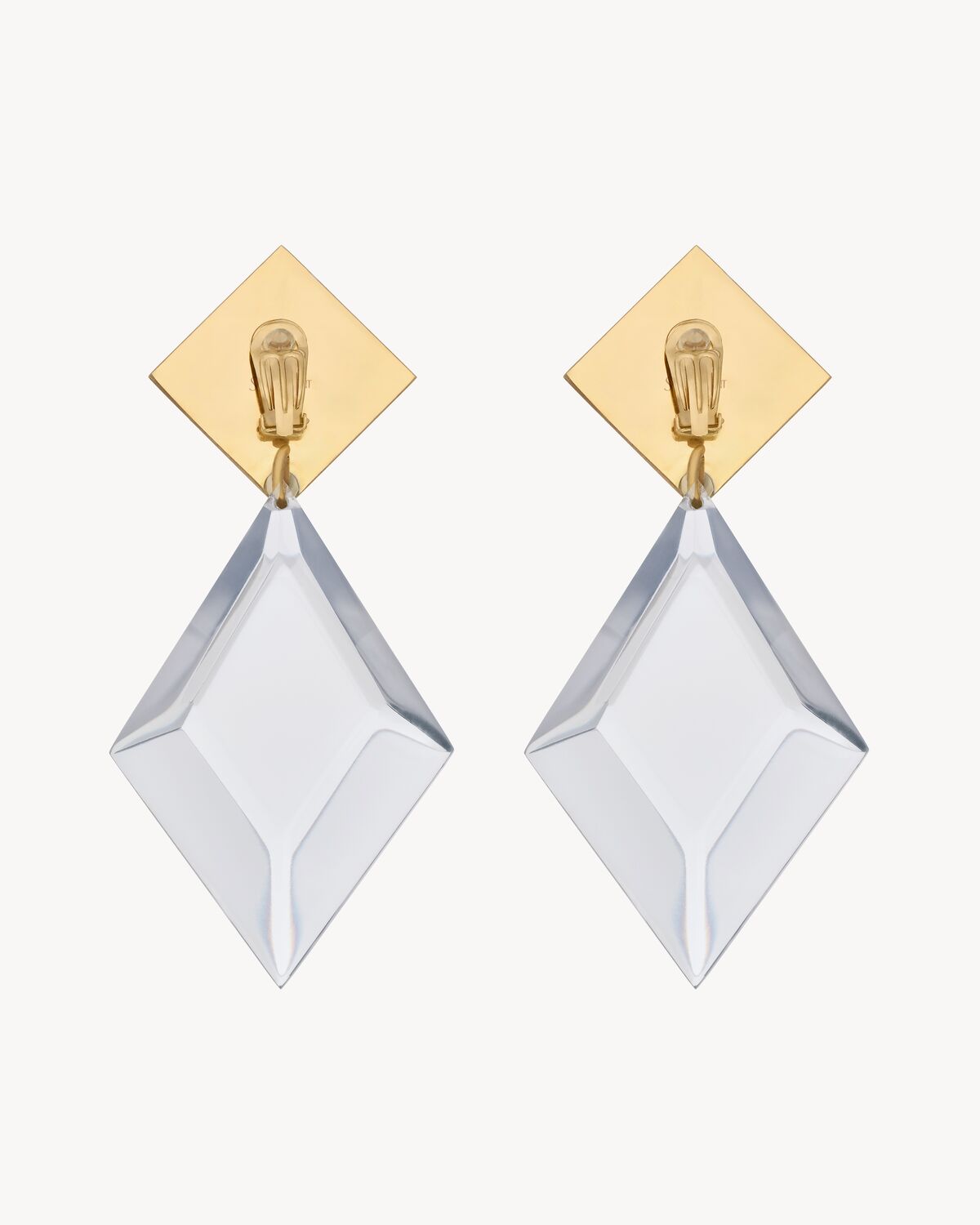 Boucles d’oreilles pyramide en résine et métal.