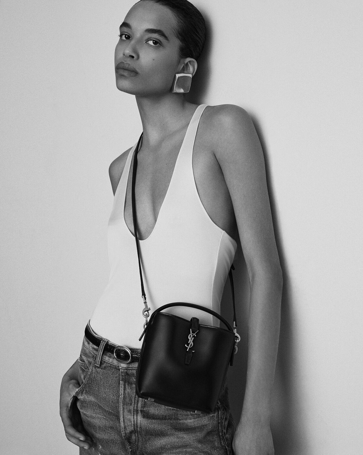 생로랑 샤이니 가죽 소재의 LE 37 미니 토트백 7658702R20W2536