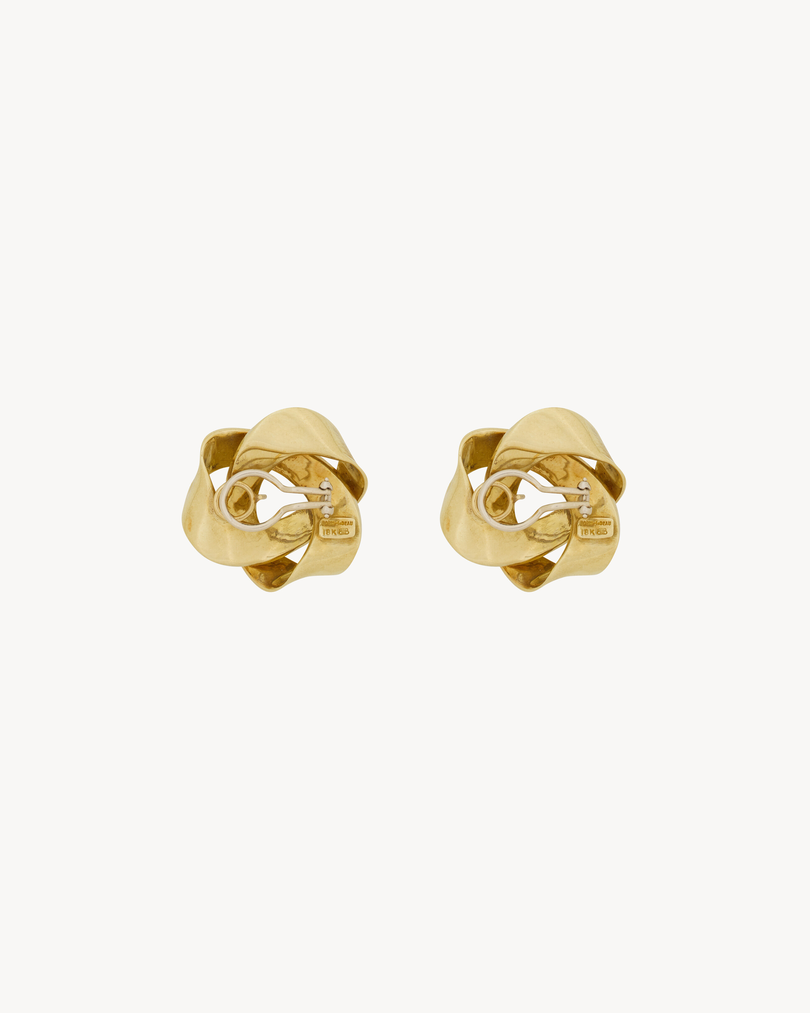 Vintage earrings in yellow gold