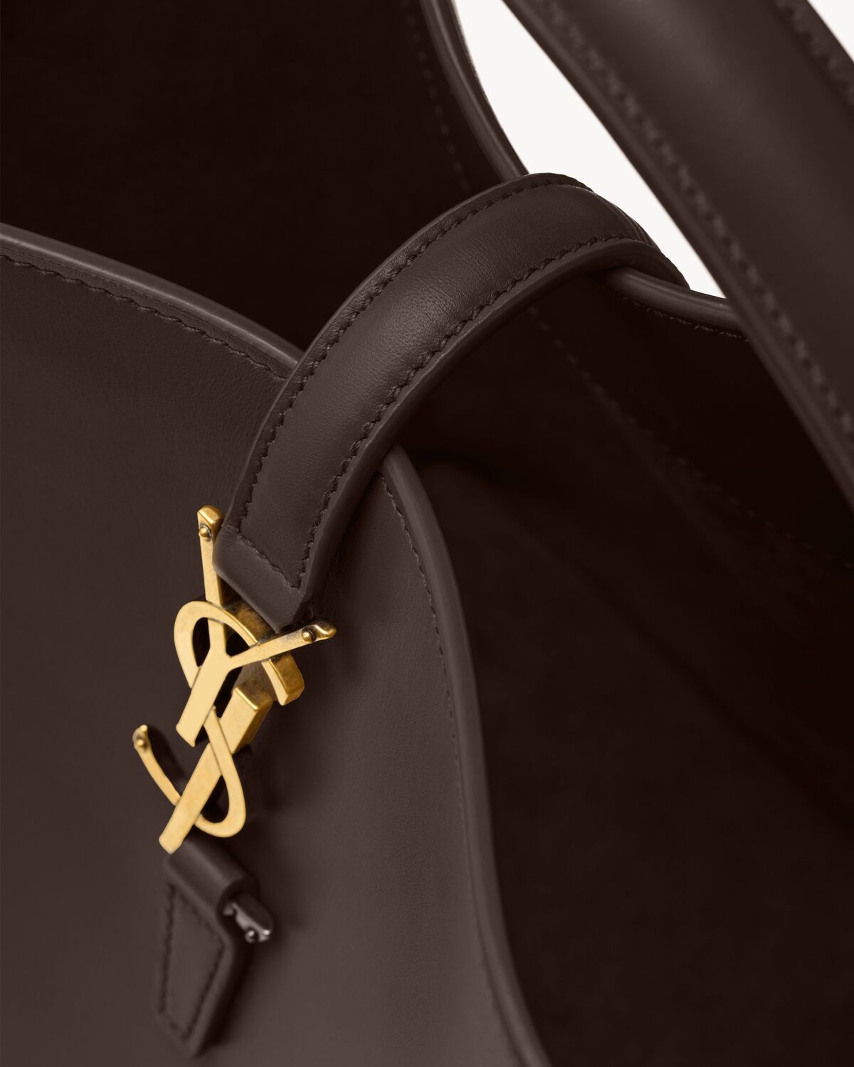 생로랑 샤이니 가죽 소재의 LE 37 토트백 7428282R20W2877