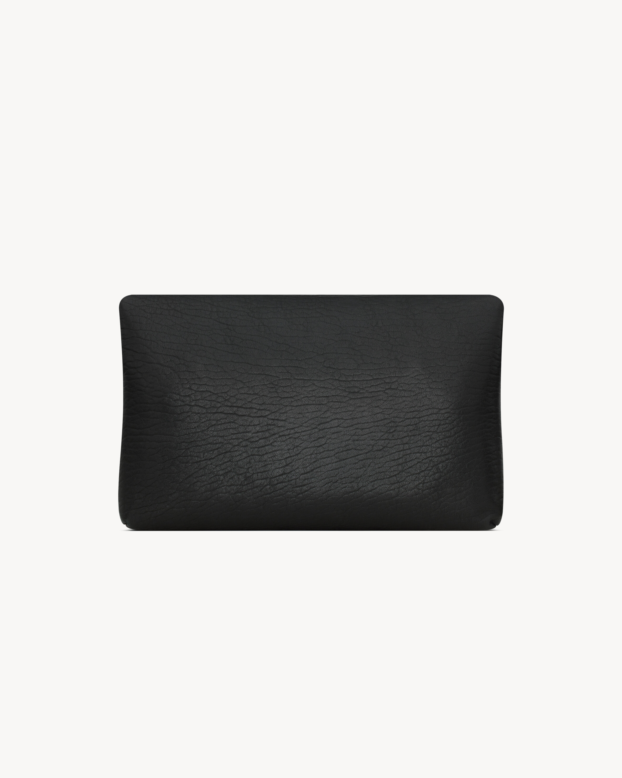 Große CASSANDRE Envelope Pouch aus genarbtem Lammleder